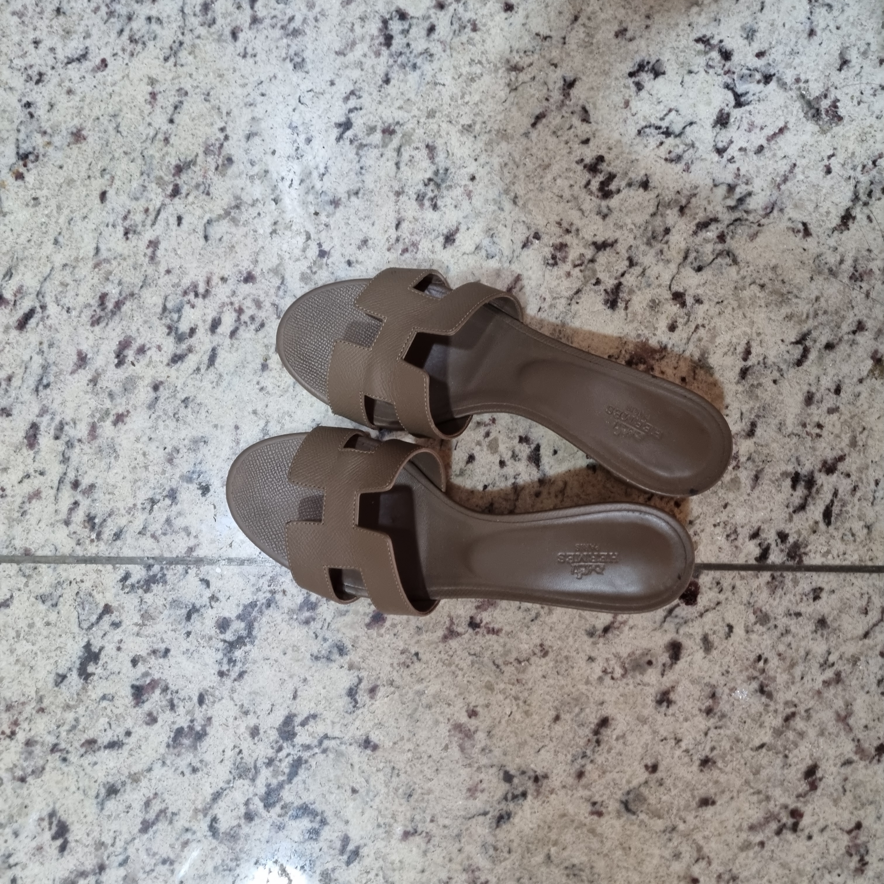 (W) Hermes Oasis Sandal Epsom & Etoupe 착용 스타일