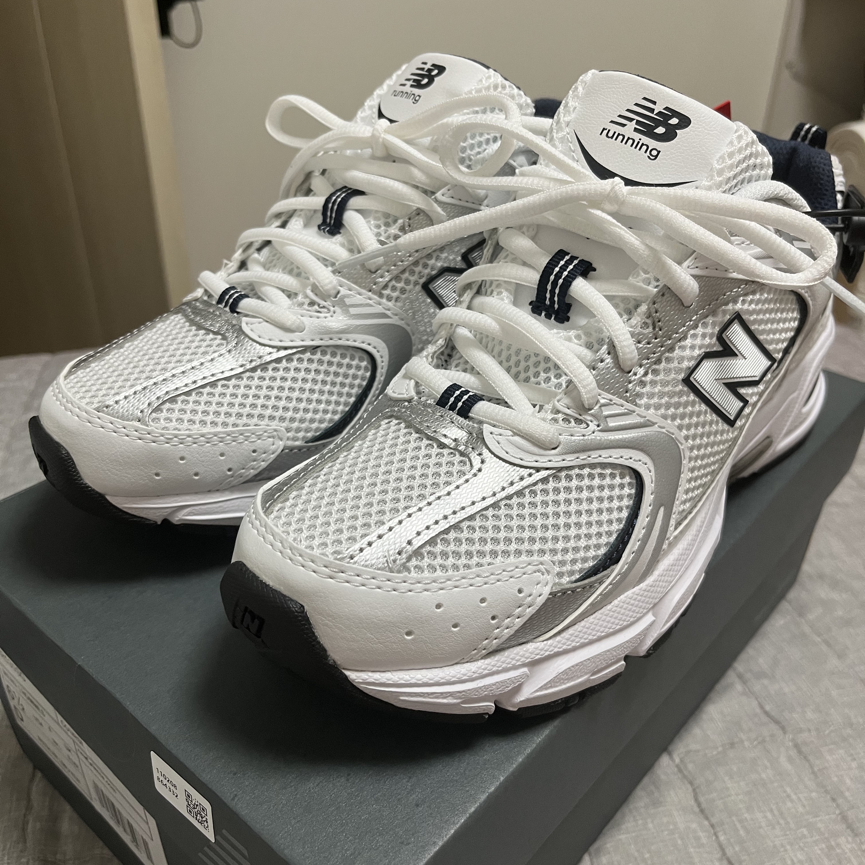 New Balance 530 White 착용 스타일