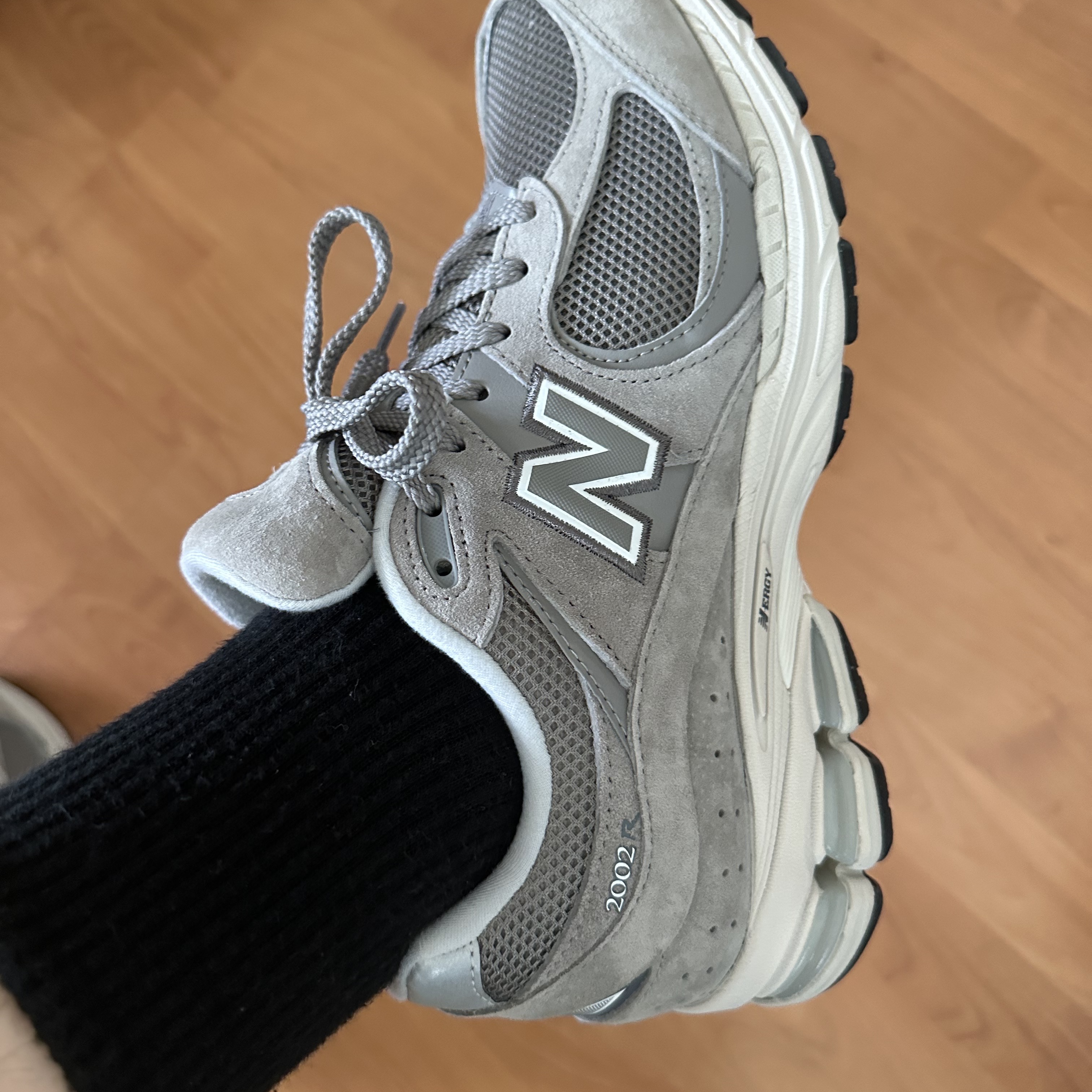 New Balance 2002R Grey 착용 스타일 - 1
