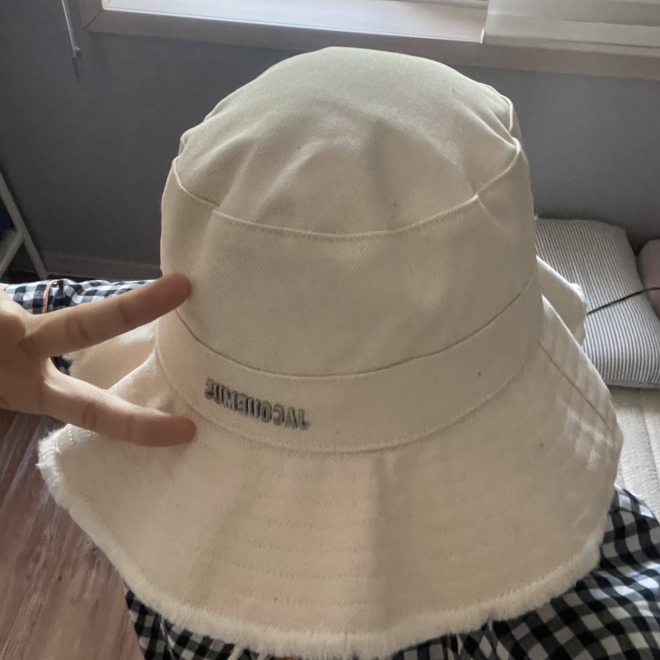 Jacquemus Le Bob Artichaut Bucket Hat Off White 착용 스타일