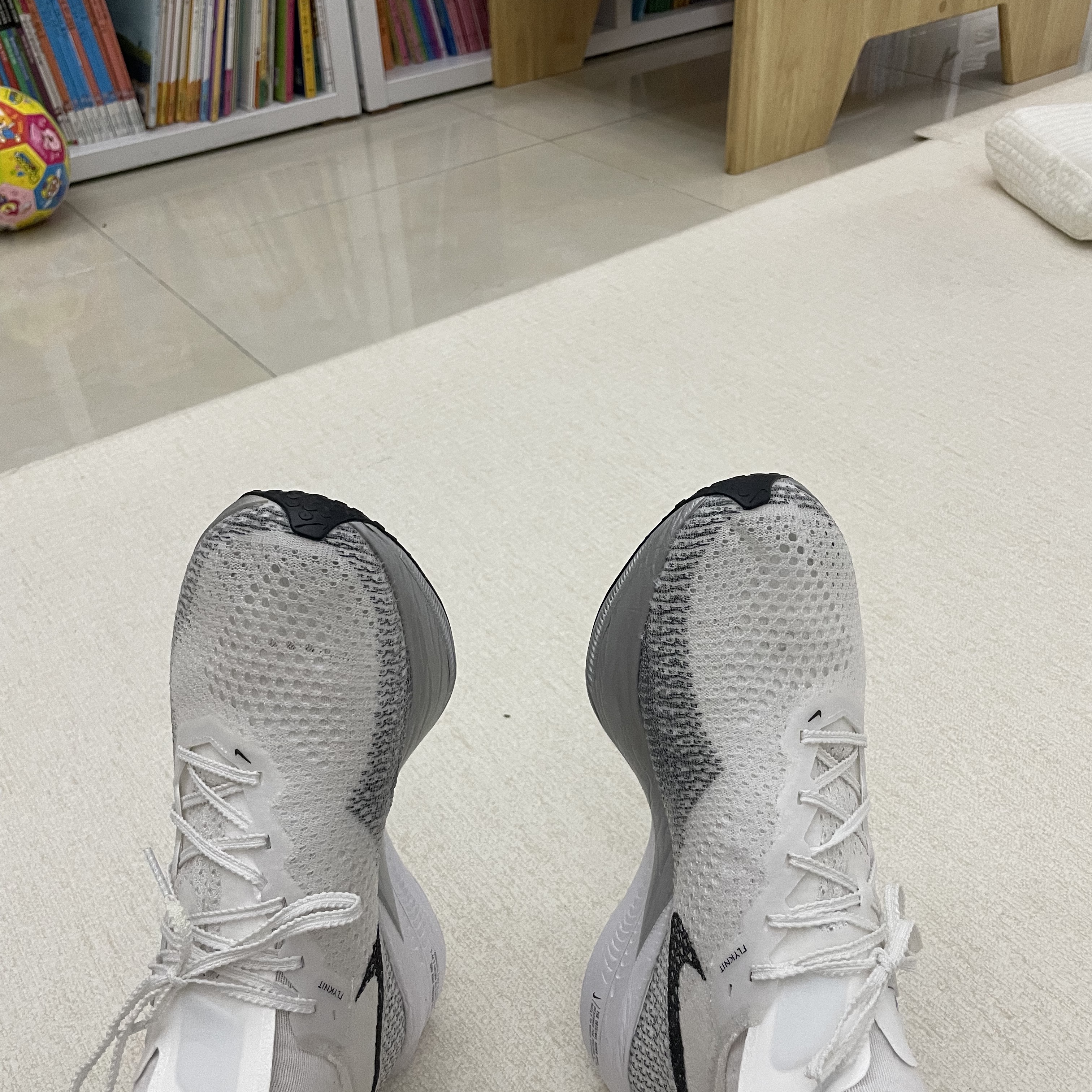 Nike ZoomX Vaporfly Next% 3 White Grey 착용 스타일 - 1