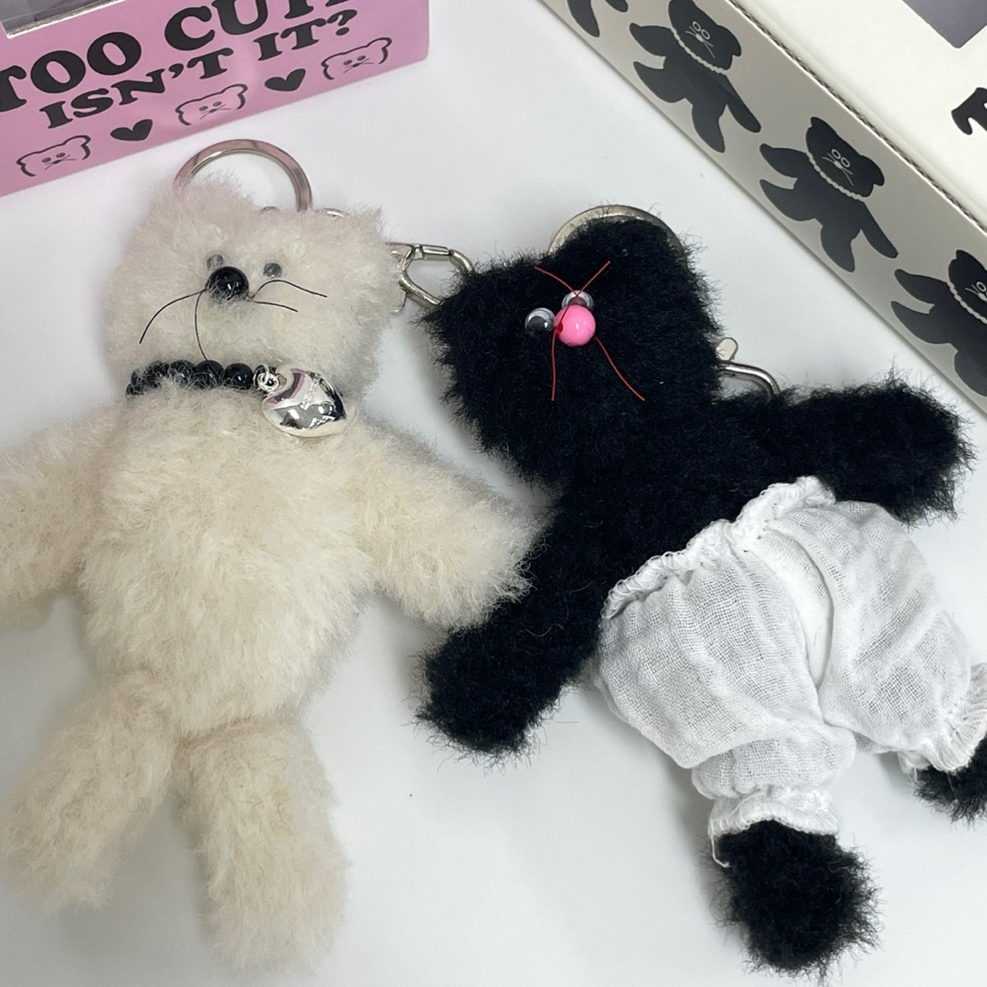 [KREAM 단독] Monamhee Beulpingi Keyring with White Pants Black 착용 스타일