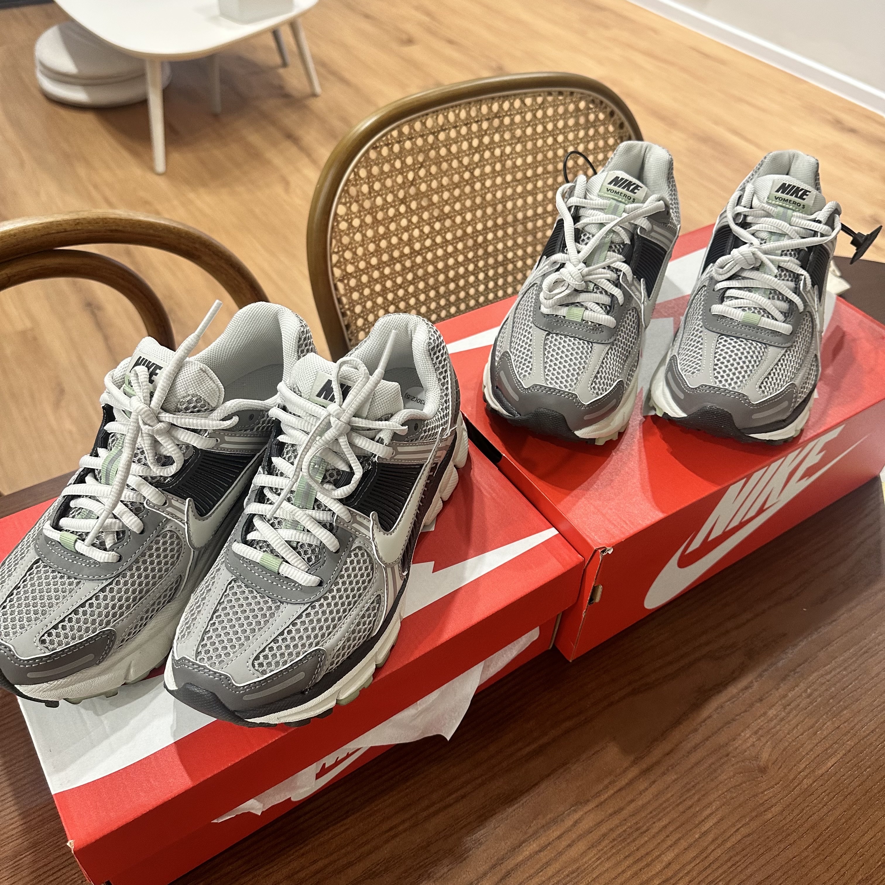 (W) Nike Zoom Vomero 5 Cobblestone and Flat Pewter 착용 스타일