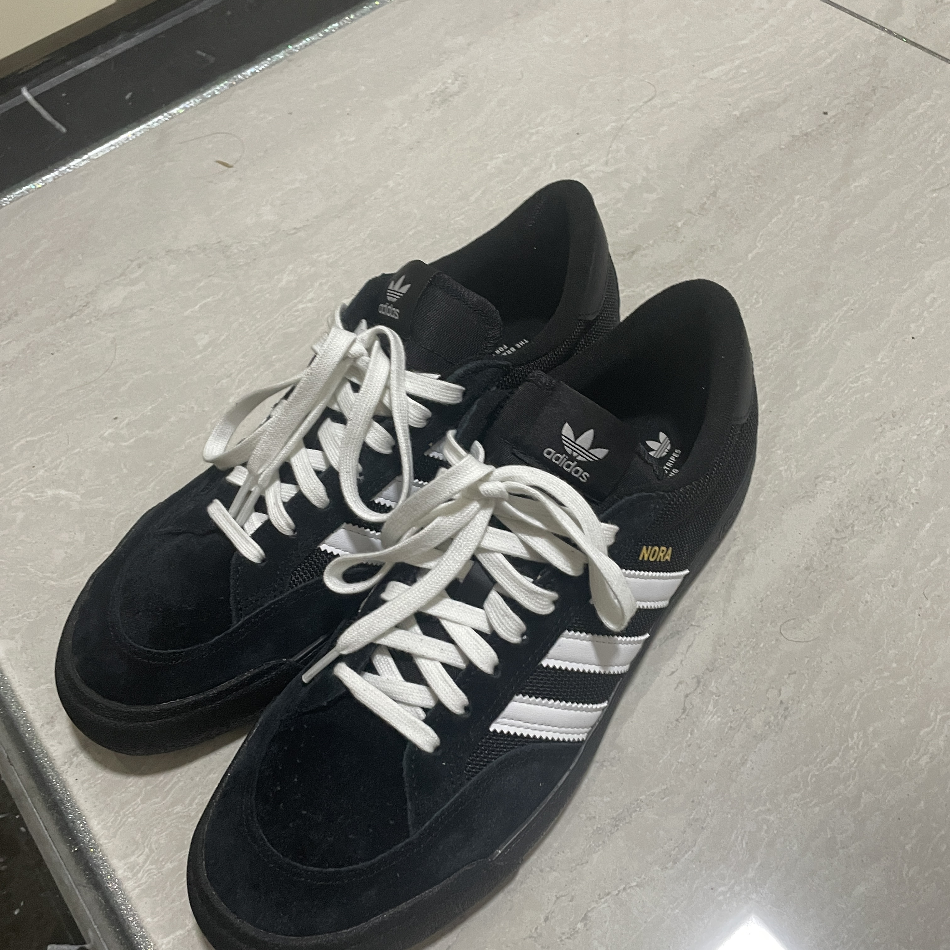Adidas Nora Core Black Gold Metallic 착용 스타일