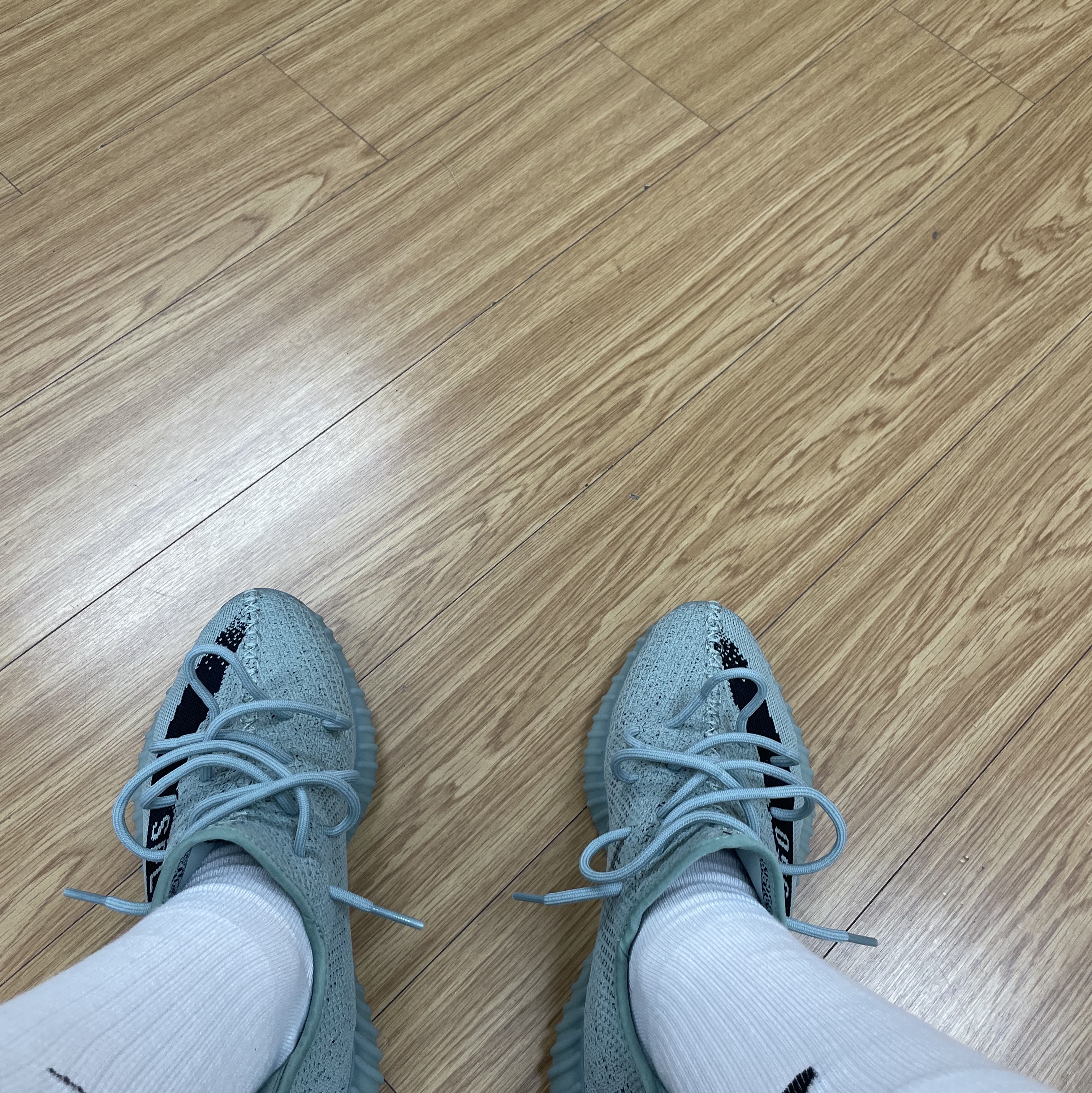 Adidas Yeezy Boost 350 V2 Salt Core Black 착용 스타일