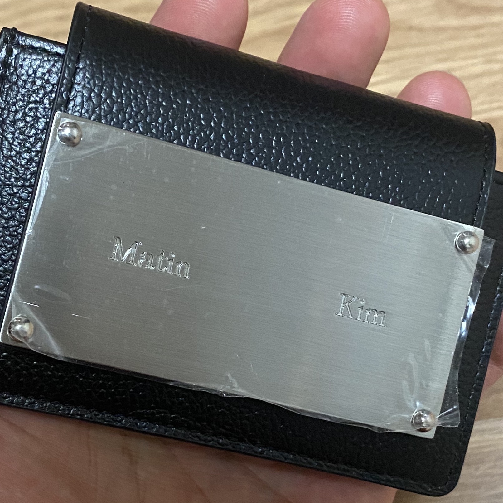 Matin Kim Accordion Wallet Black 착용 스타일