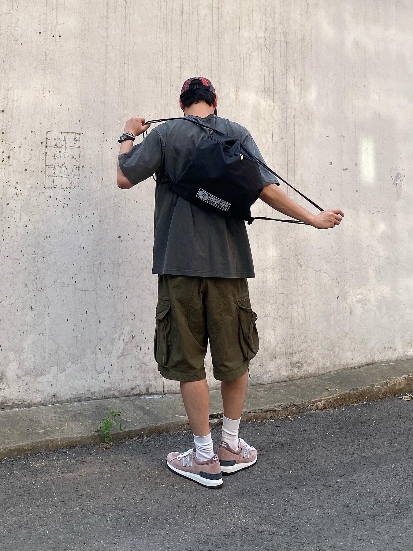 New Balance x Kith 990v1 Made in USA Dusty Rose, Supreme Broken Camo Camp Cap Red - 22SS 착용 스타일 - 4