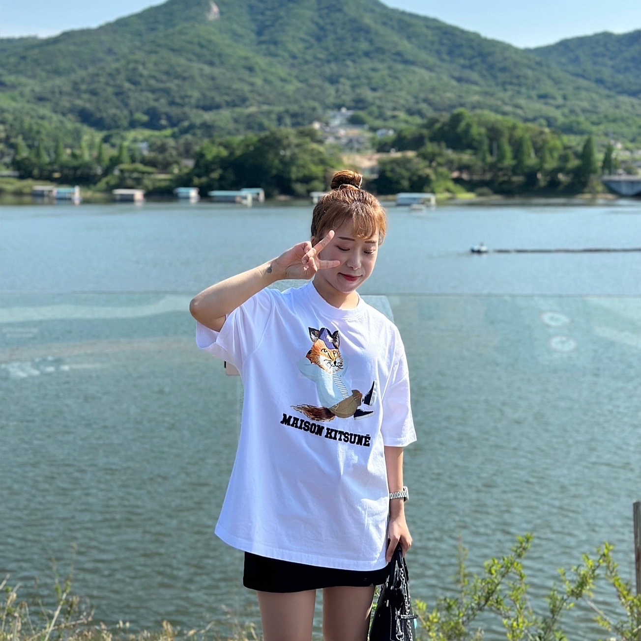(W) Maison Kitsune Dressed Fox Print Easy T-Shirt White 착용 스타일