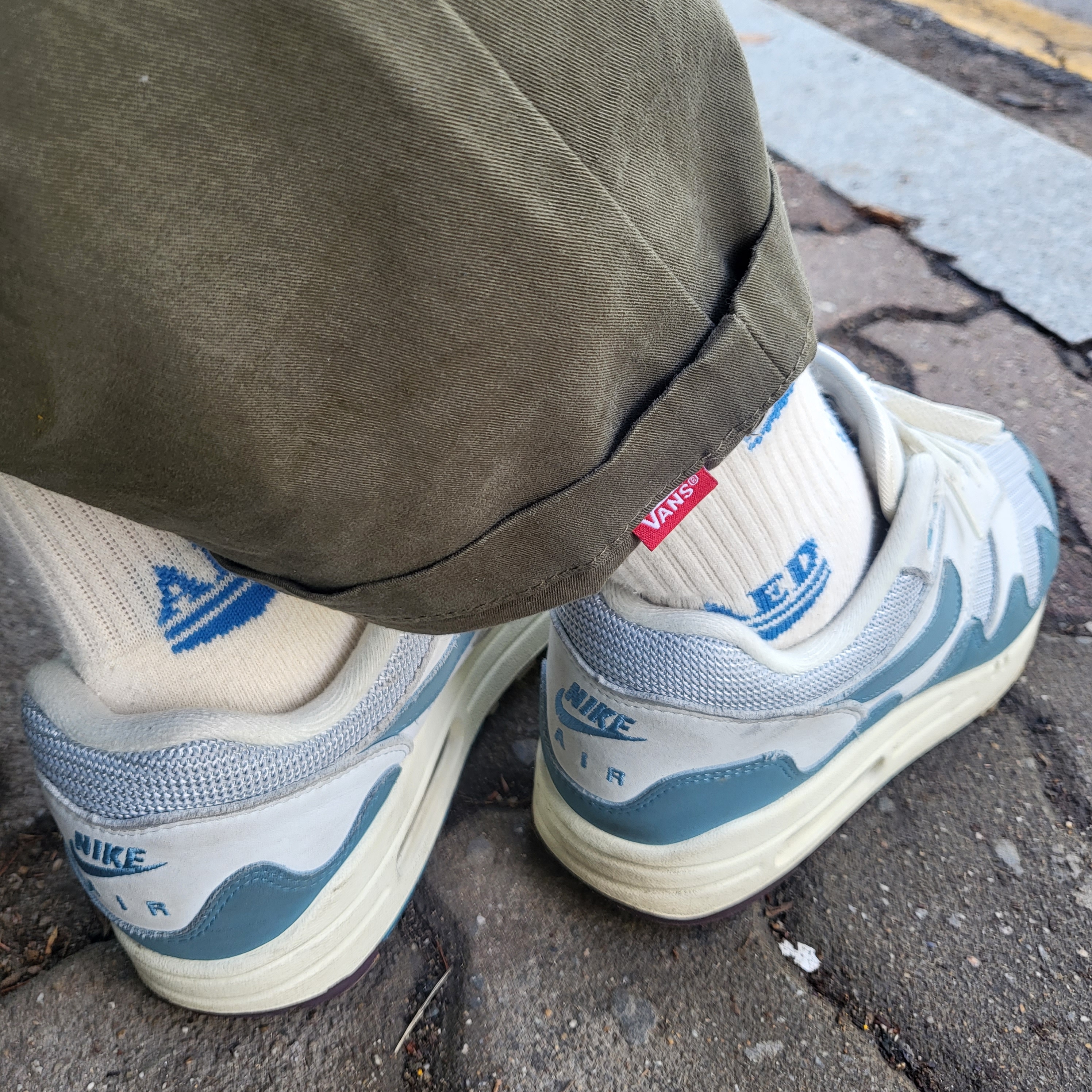 Stussy Melted T-Shirt White, Supreme Frayed Logos Denim Camp Cap Blue - 21SS 착용 스타일 - 4