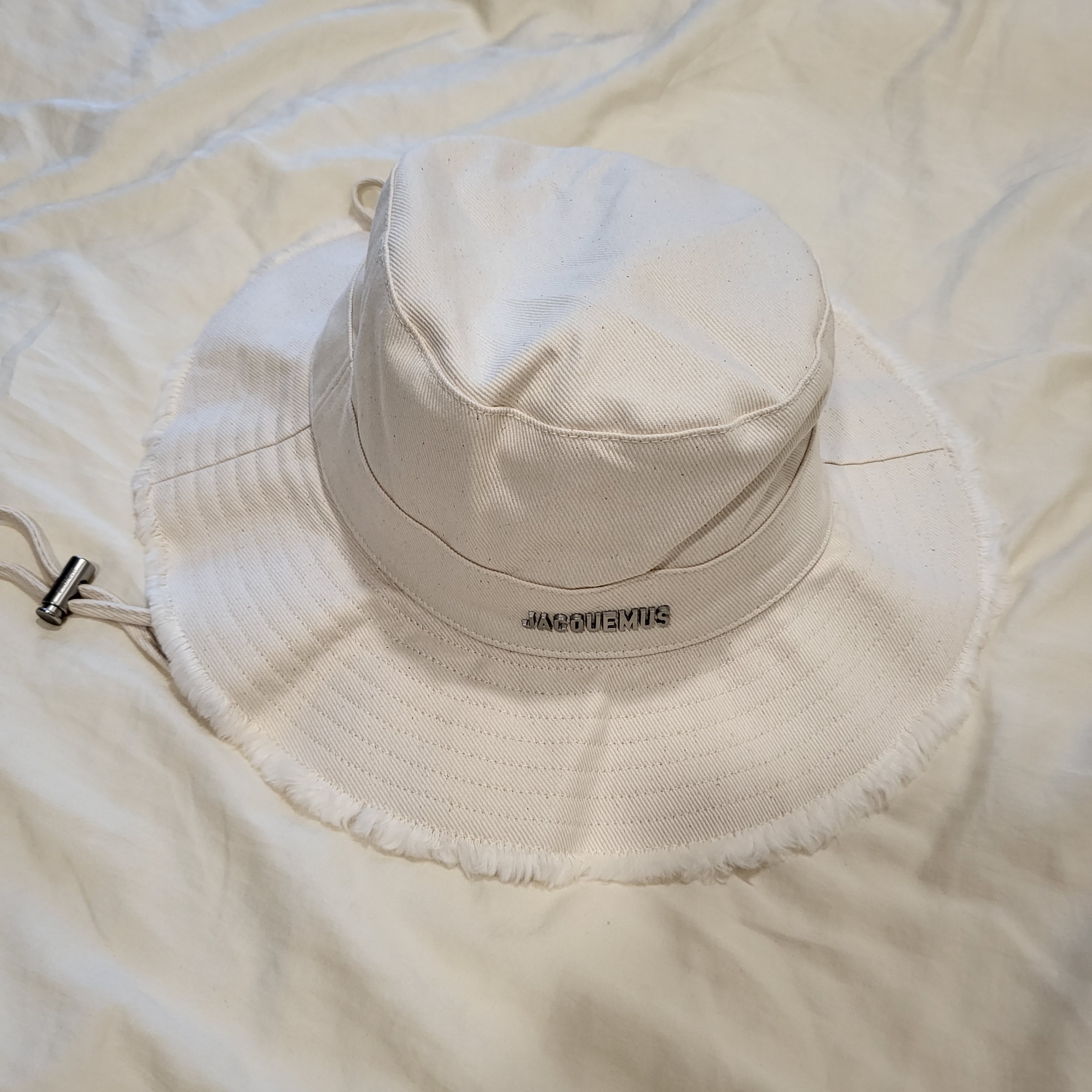 Jacquemus Le Bob Artichaut Bucket Hat Off White 착용 스타일
