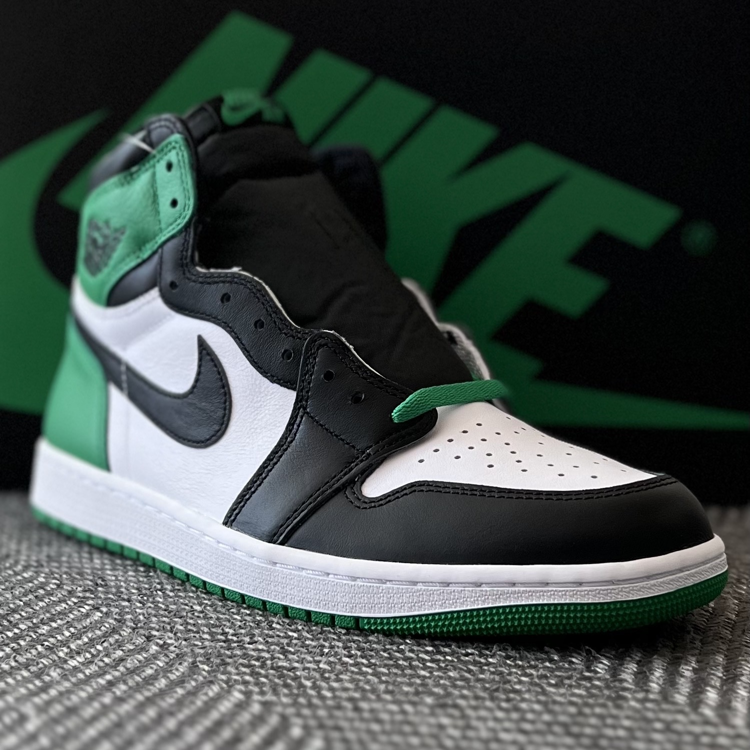 Jordan 1 Retro High OG Black and Lucky Green 착용 스타일 - 5