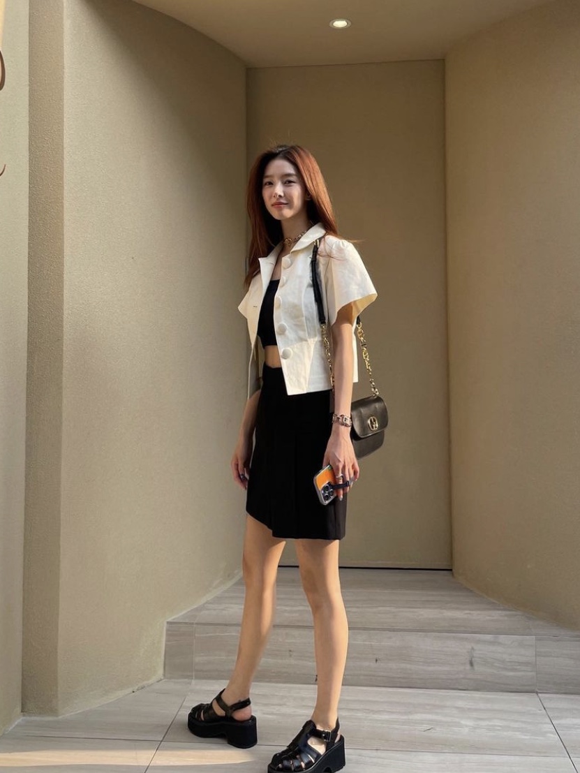 Dior 30 Montaigne Avenue Bag Box Calfskin Black 착용 스타일 - 1