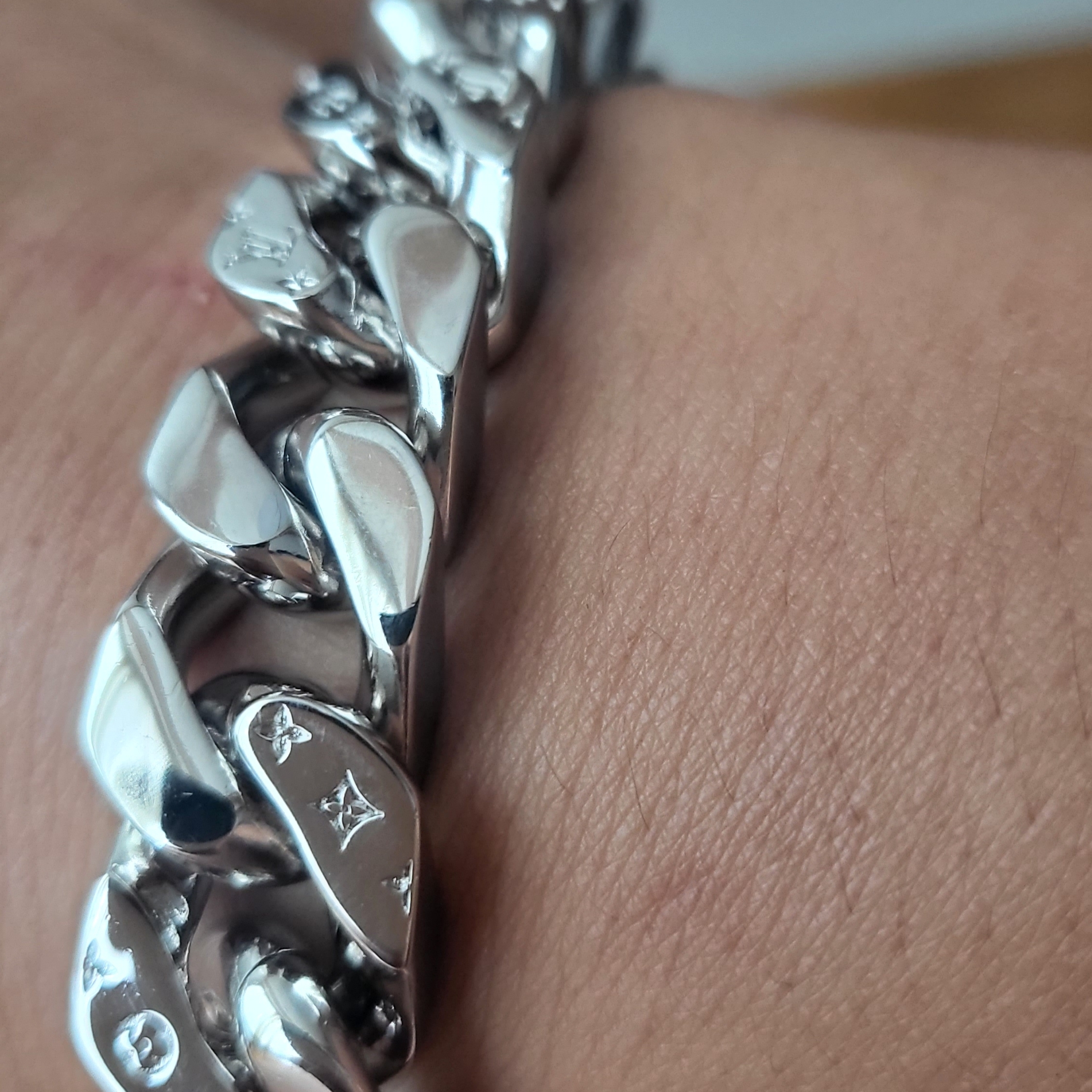Louis Vuitton LV Chain Links Bracelet Silver 착용 스타일 - 3