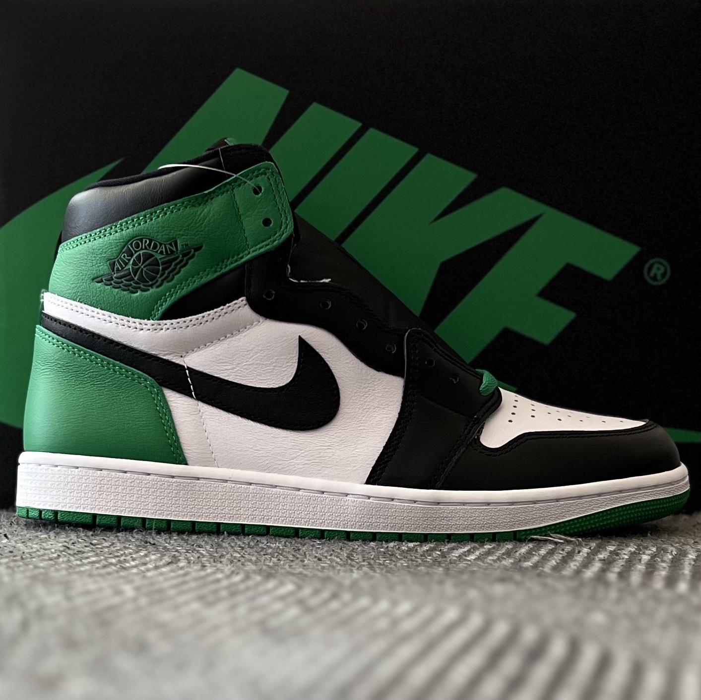 Jordan 1 Retro High OG Black and Lucky Green 착용 스타일 - 4