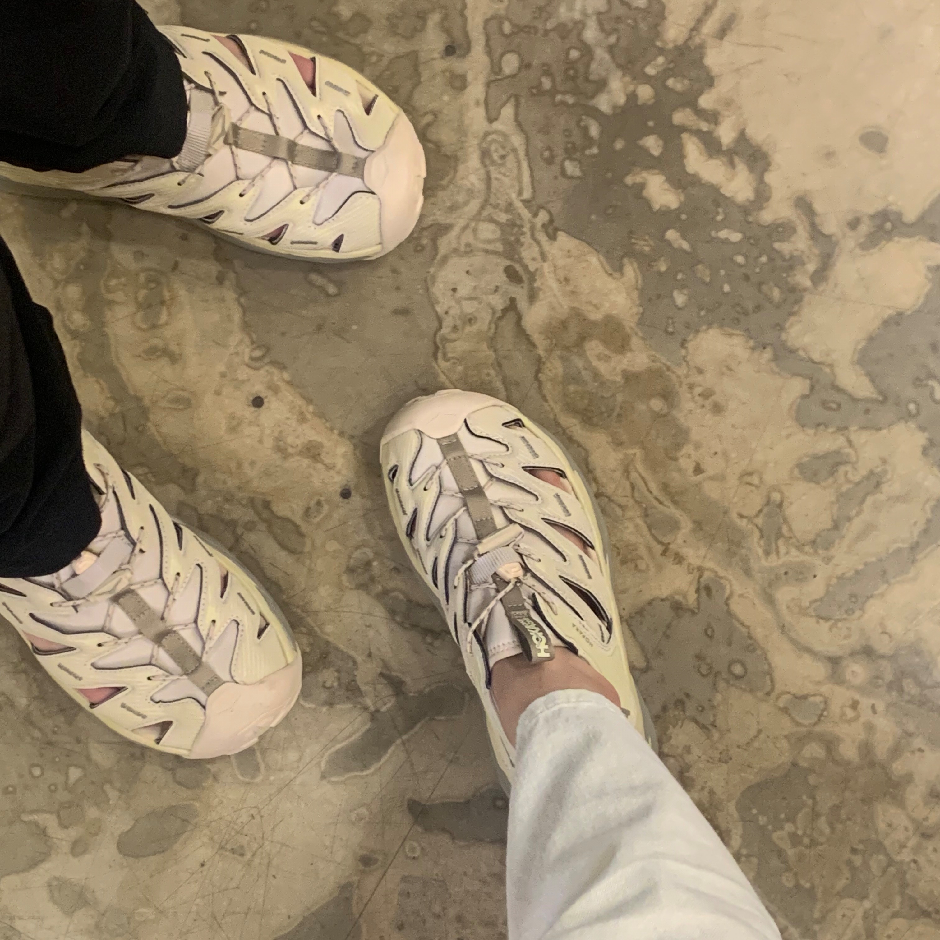 Hoka Hopara Shifting Sand Dune 착용 스타일