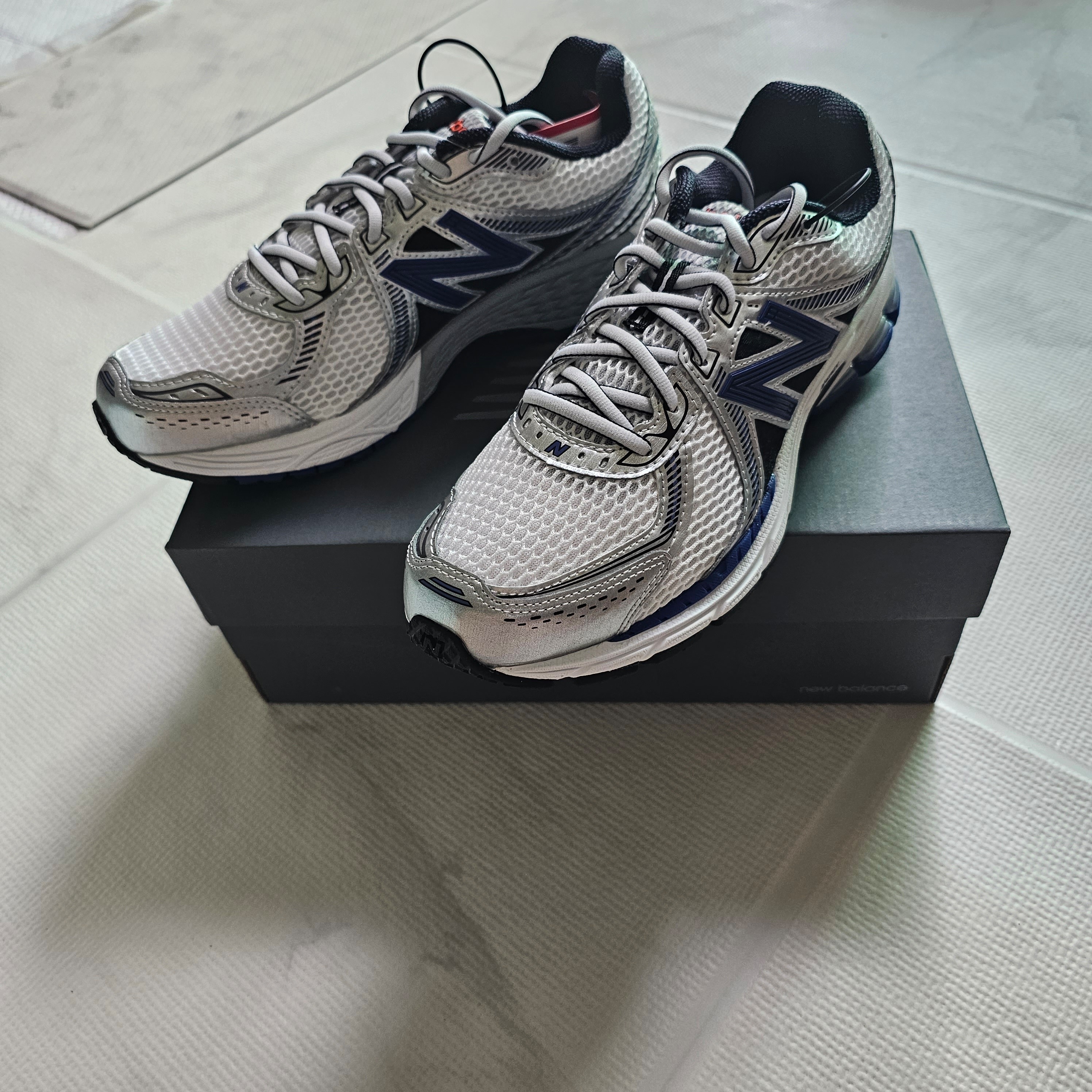 New Balance 860v2 Metallic Silver 착용 스타일 - 2