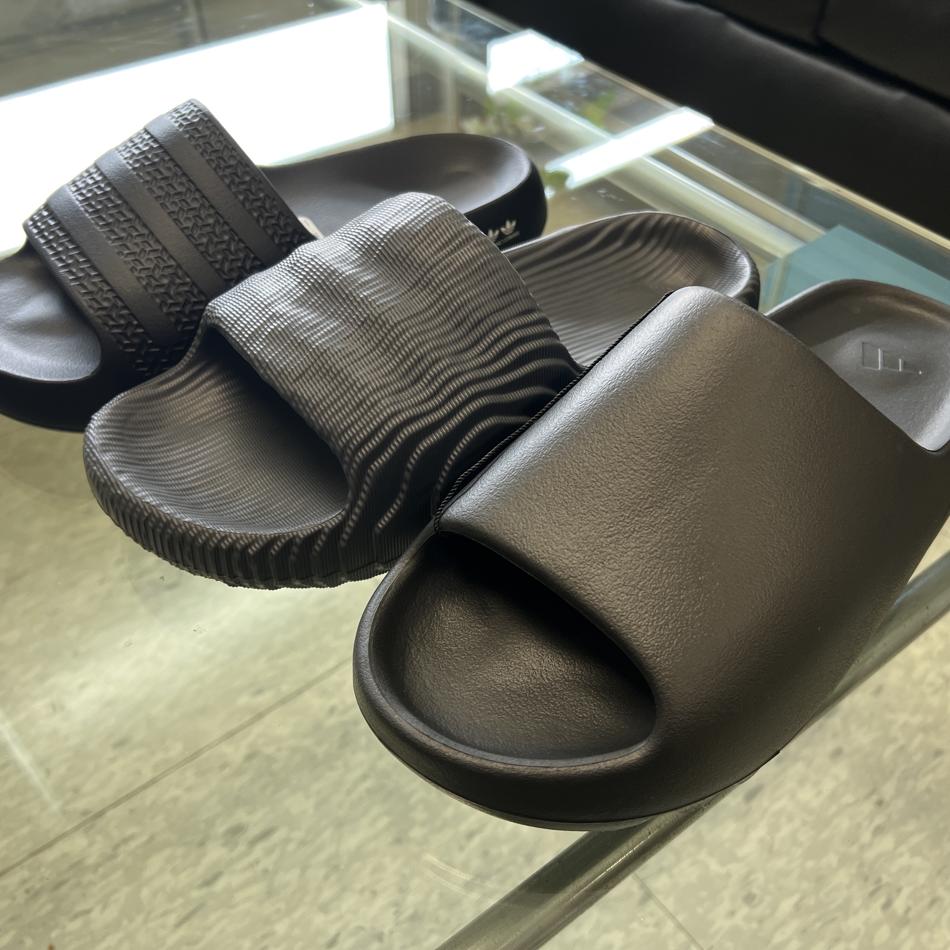 Adidas Yeezy Slide Onyx, Adidas Adilette 22 Grey Five 착용 스타일 - 5