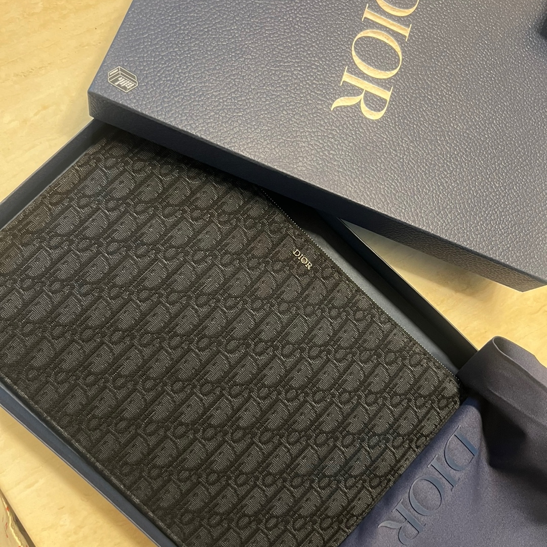 Dior A4 Pouch Black Dior Oblique Jacquard 착용 스타일