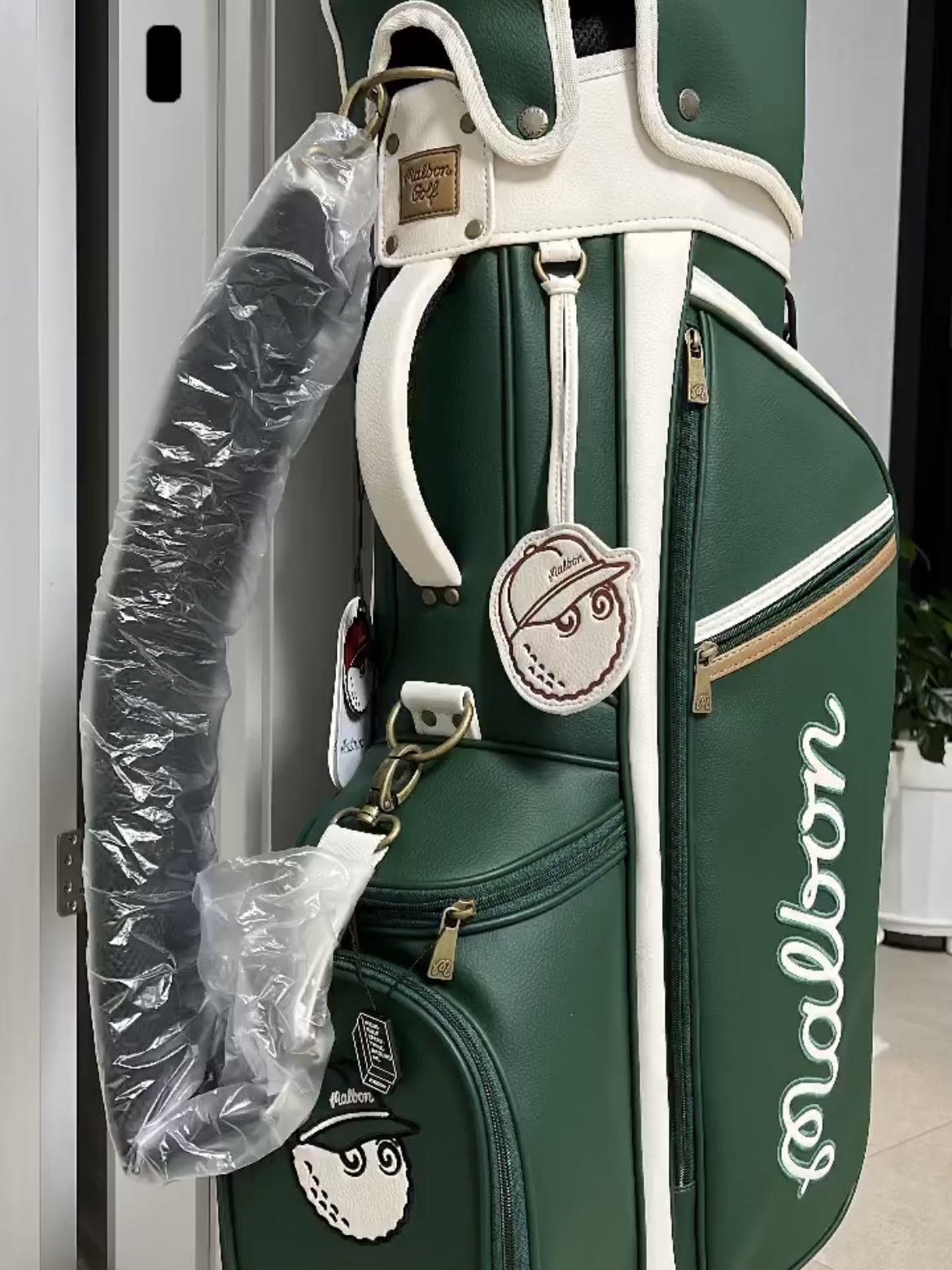 Malbon Golf M Bucket Classic Stand Bag Green 착용 스타일