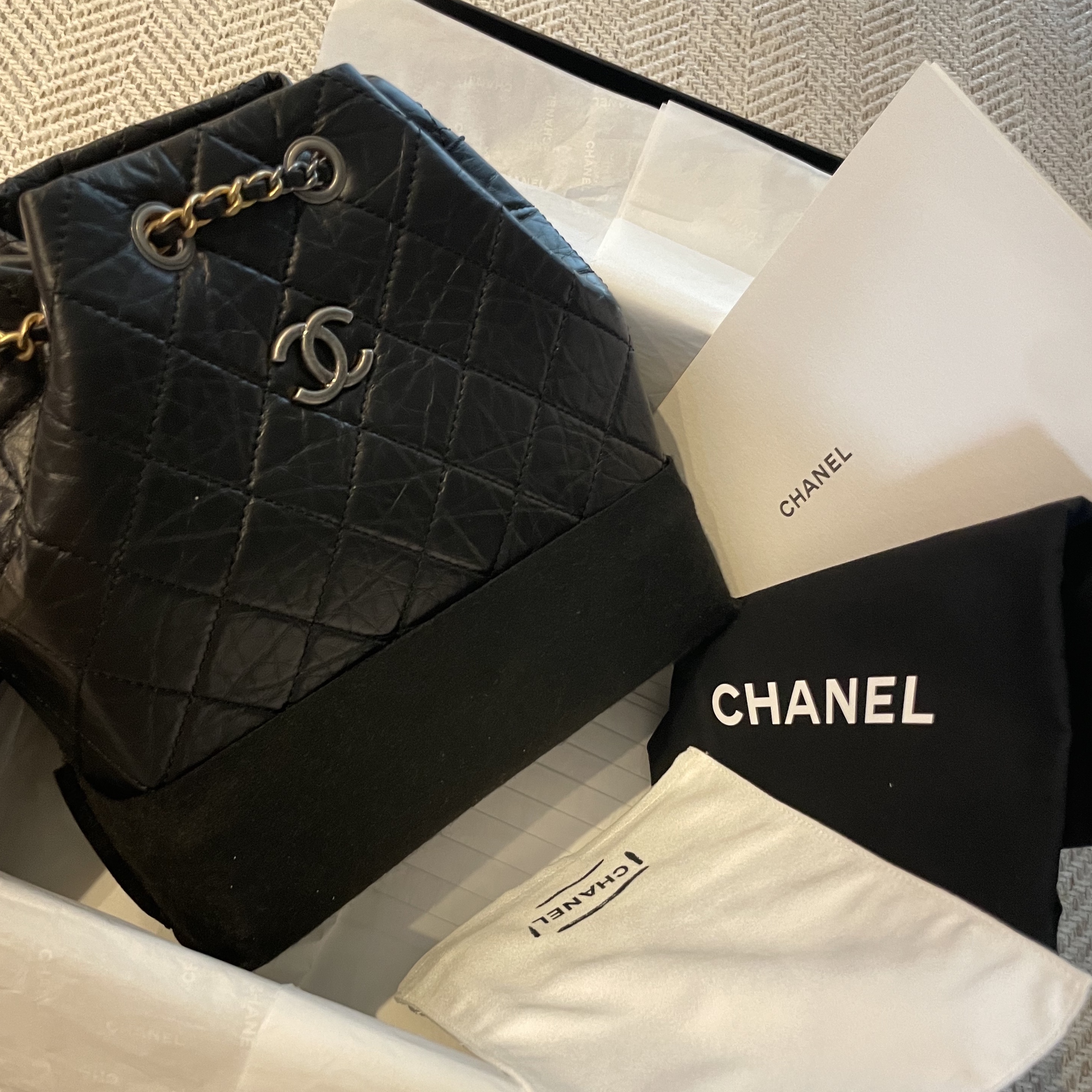 Chanel Small Gabrielle Backpack Aged Calfskin & Gold Silver Black 착용 스타일 - 3