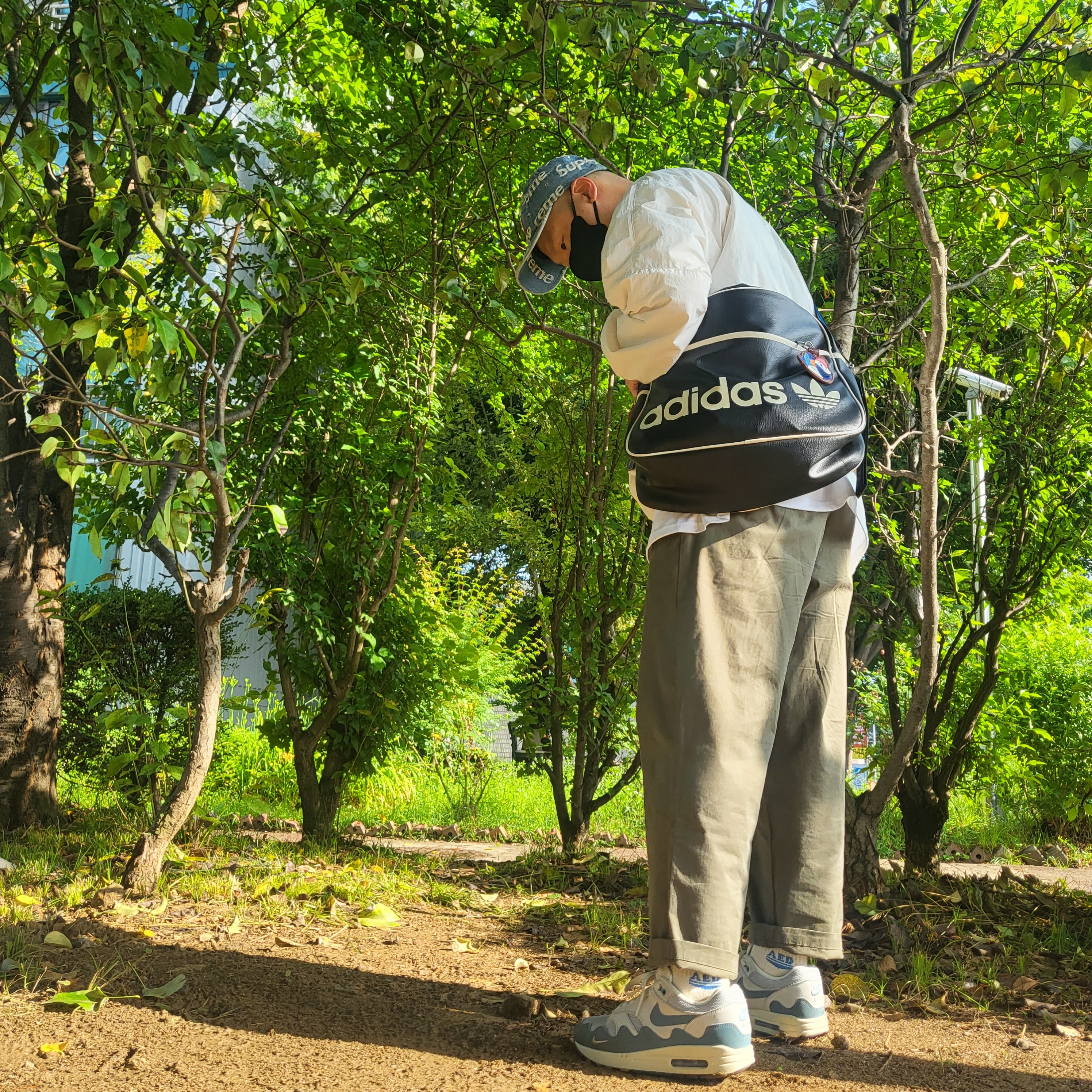 Stussy Melted T-Shirt White, Supreme Frayed Logos Denim Camp Cap Blue - 21SS 착용 스타일 - 2