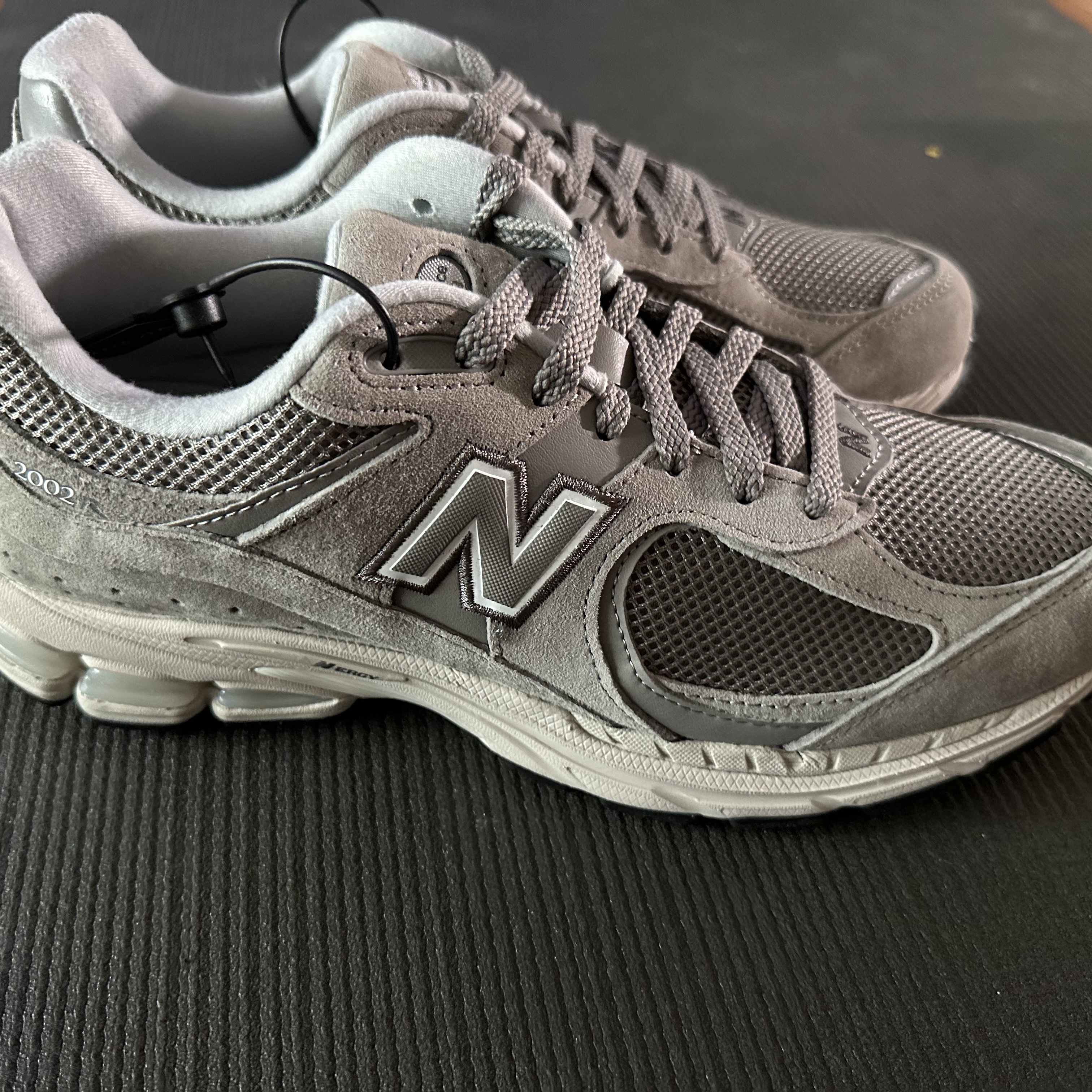 New Balance 2002R Grey 착용 스타일 - 2
