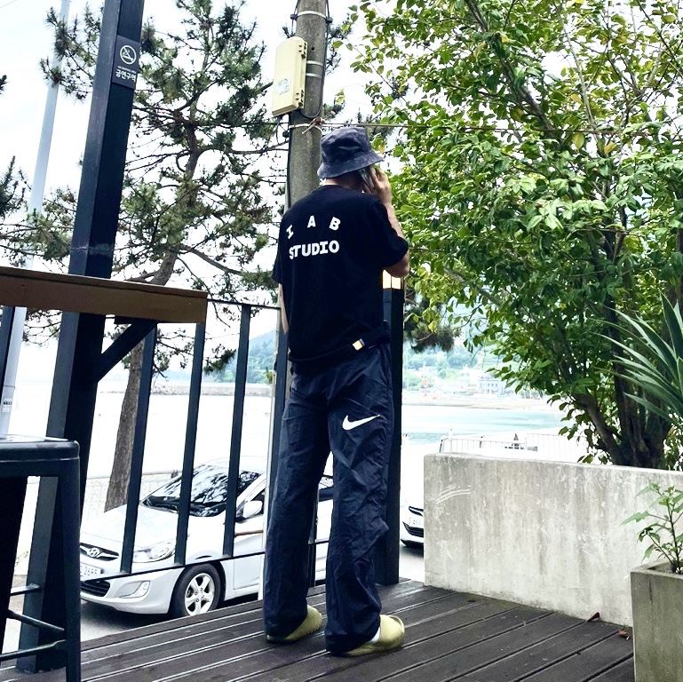 IAB Studio 10th Anniversary T-Shirts Pack White & Black (2 Pack), Nike x Stussy Beach Pants Off Noir 착용 스타일