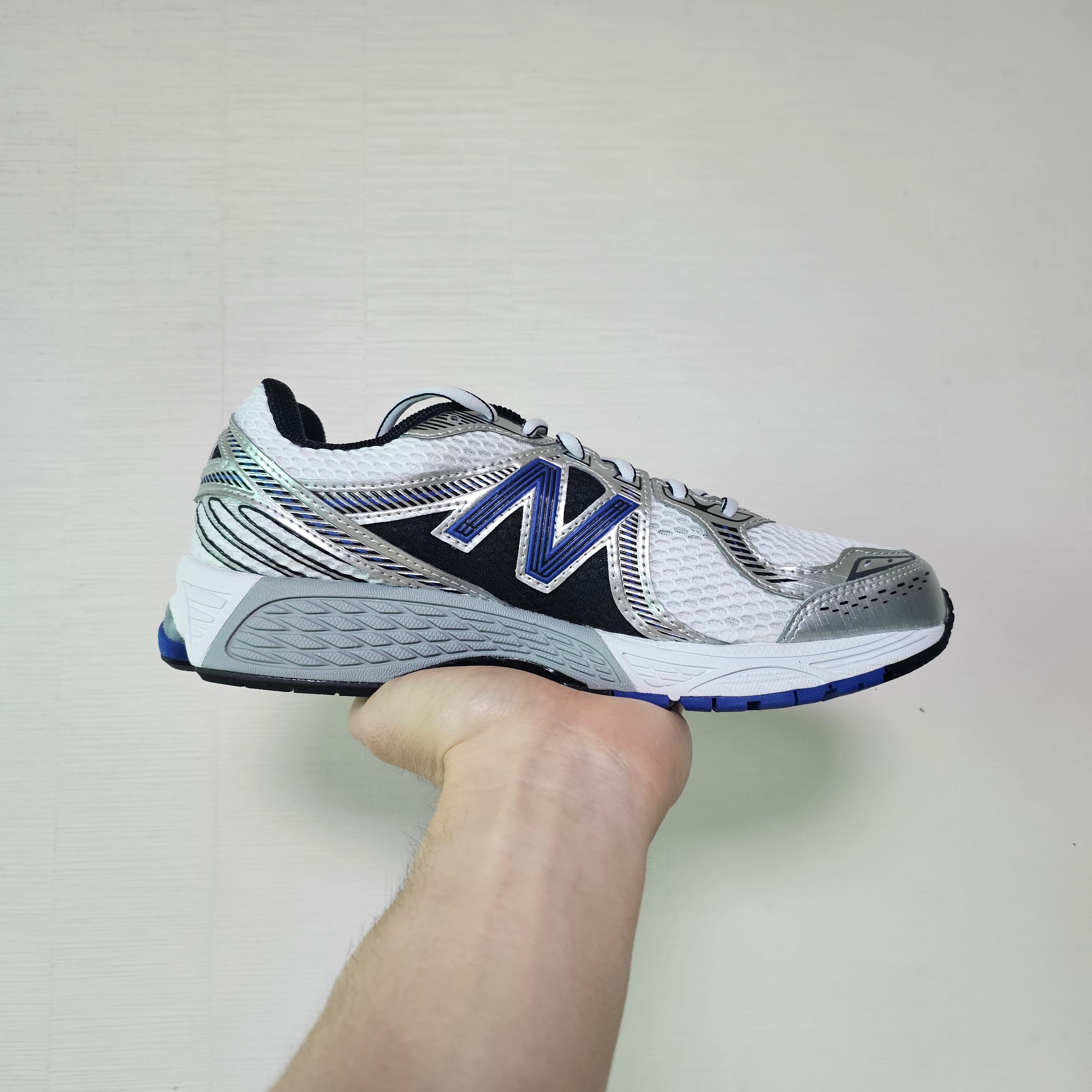New Balance 860v2 Metallic Silver 착용 스타일 - 3