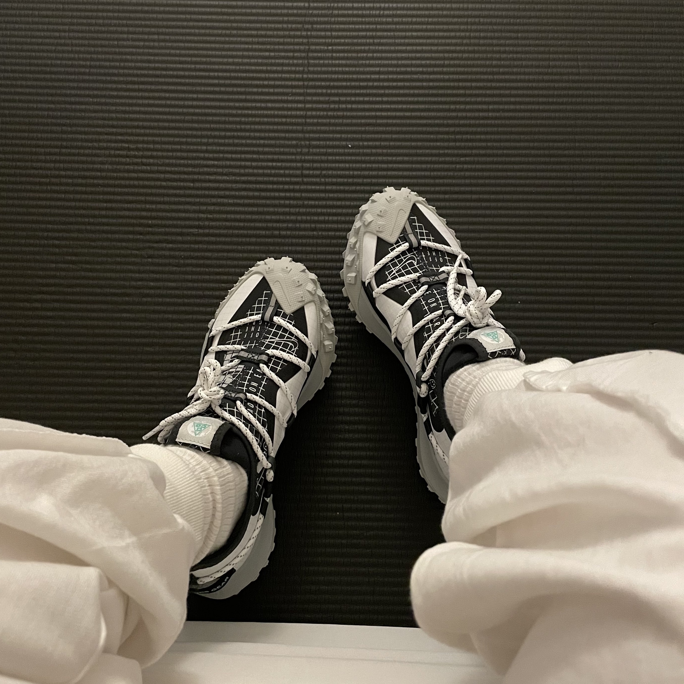 Nike ACG Mountain Fly Low SE White and Black 착용 스타일 - 2