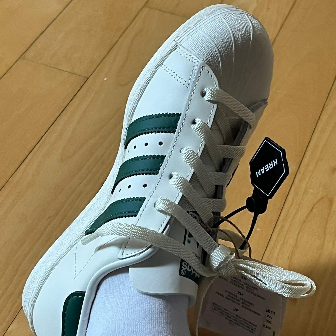 Adidas Superstar 82 Off White Dark Green 착용 스타일
