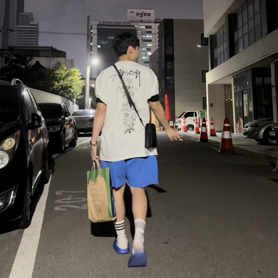 Adidas Yeezy Slide Azure, Stussy Tribe Stack T-Shirt White 착용 스타일