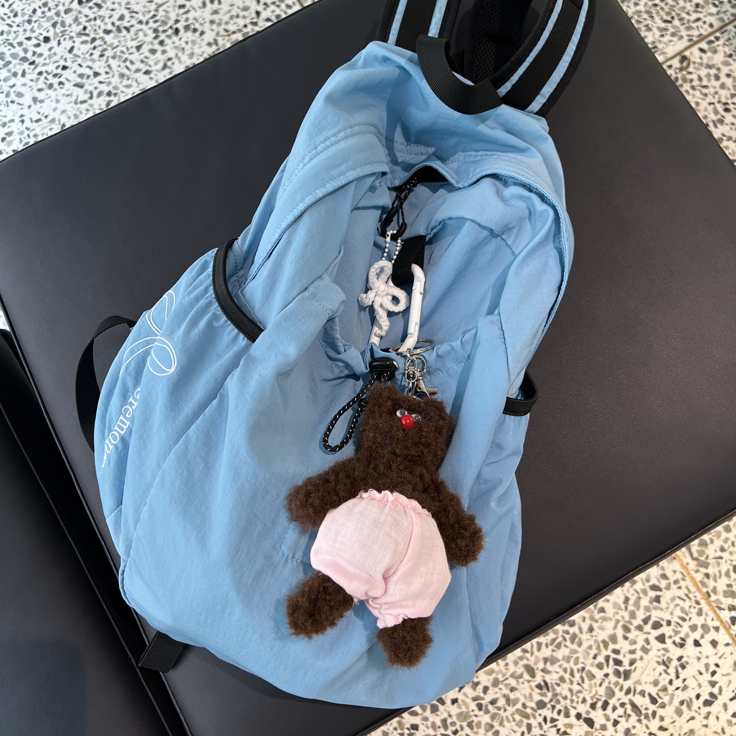 [KREAM 단독] Monamhee Bred Keyring with Pink Pants Brown 착용 스타일