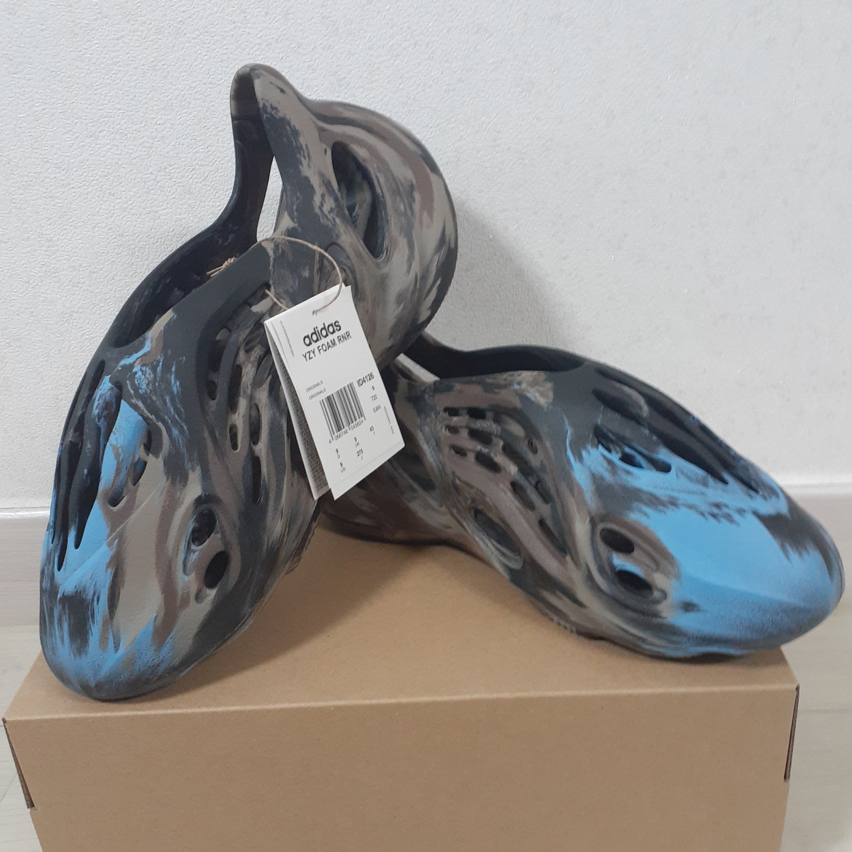 Adidas Yeezy Foam RNNR MX Cinder 착용 스타일