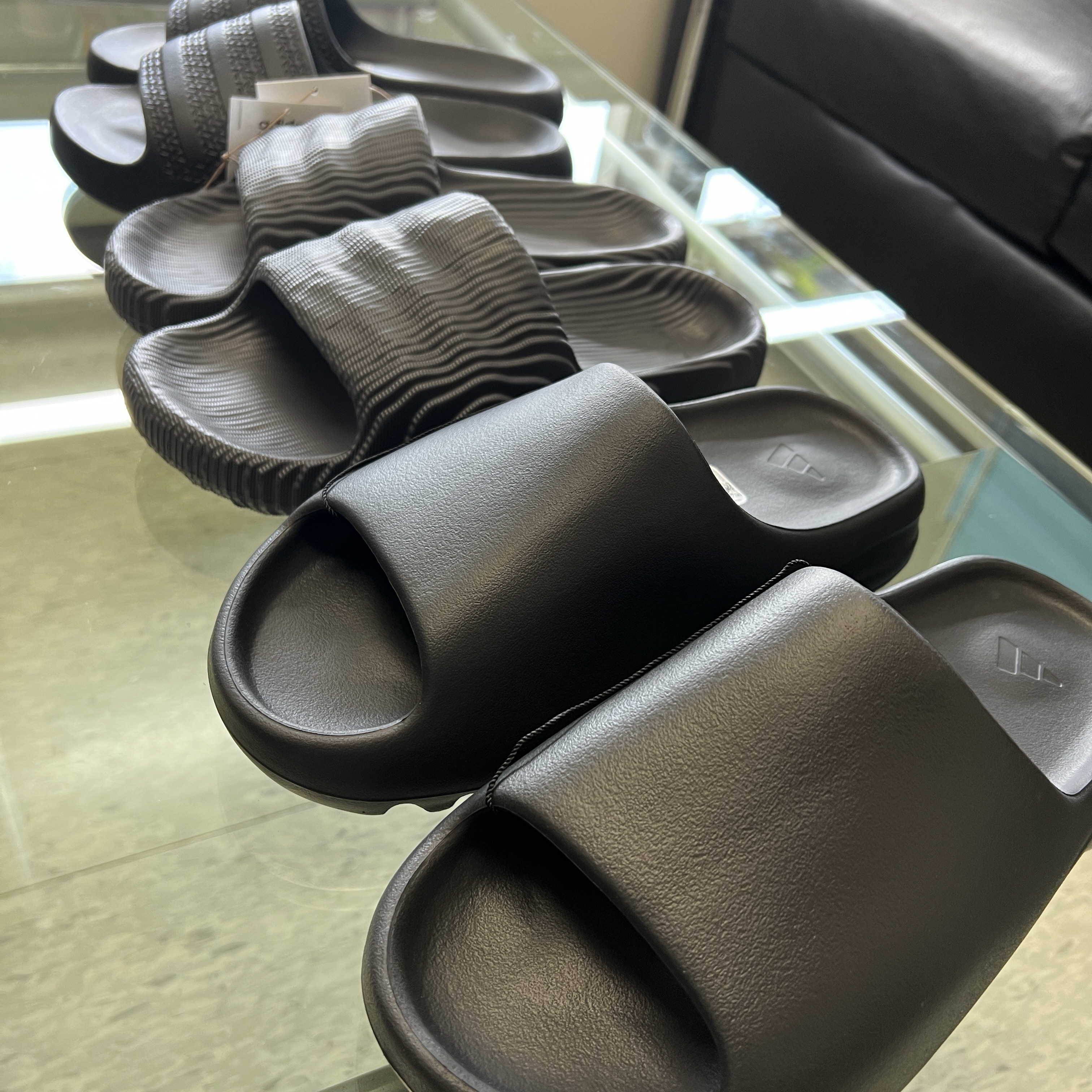 Adidas Yeezy Slide Onyx, Adidas Adilette 22 Grey Five 착용 스타일 - 4