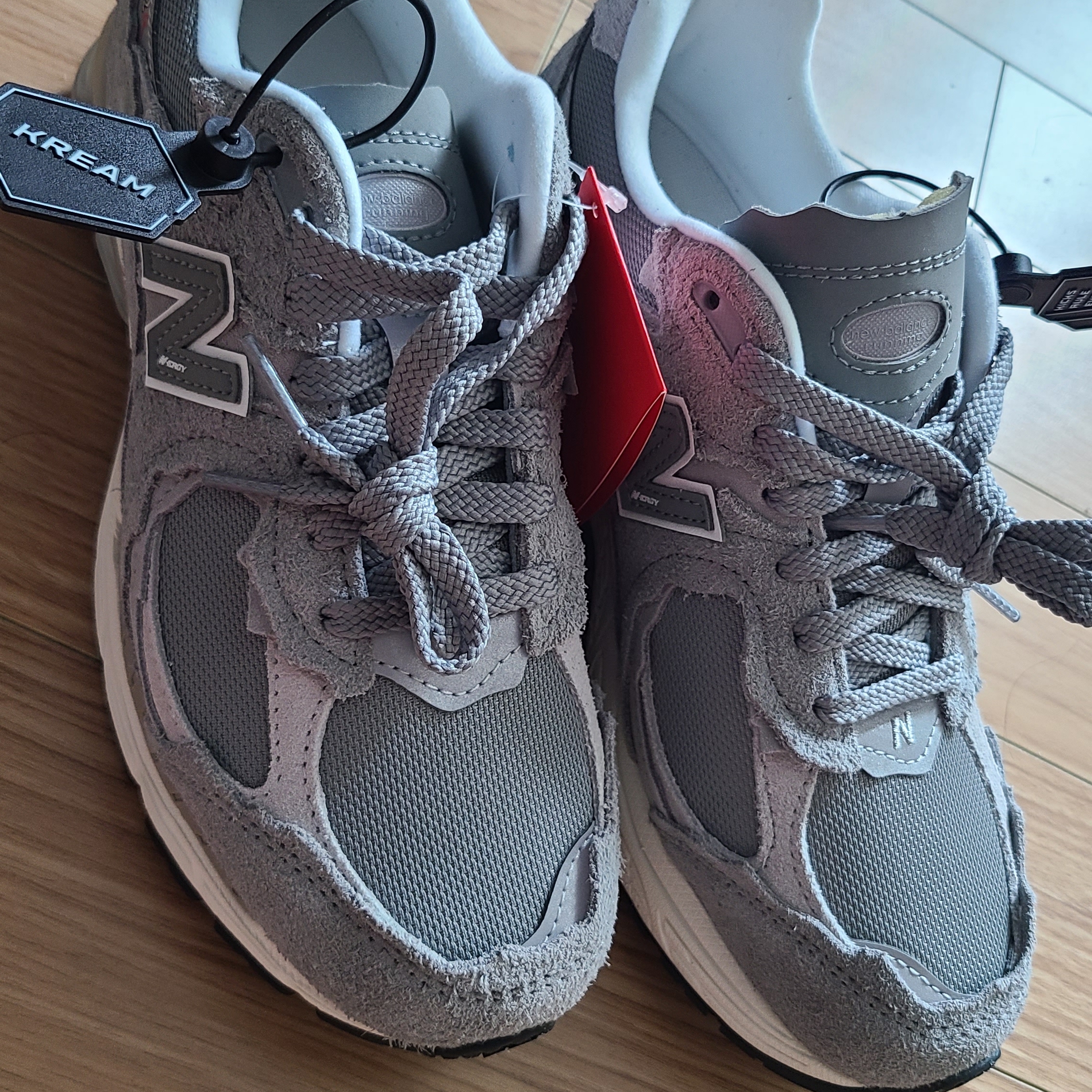 New Balance 2002R Protection Pack Grey 착용 스타일