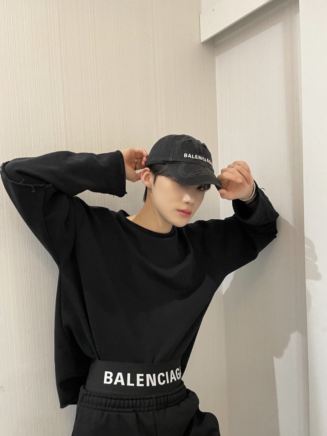 Balenciaga BB Laser Destroyed Cap Black 착용 스타일 - 4