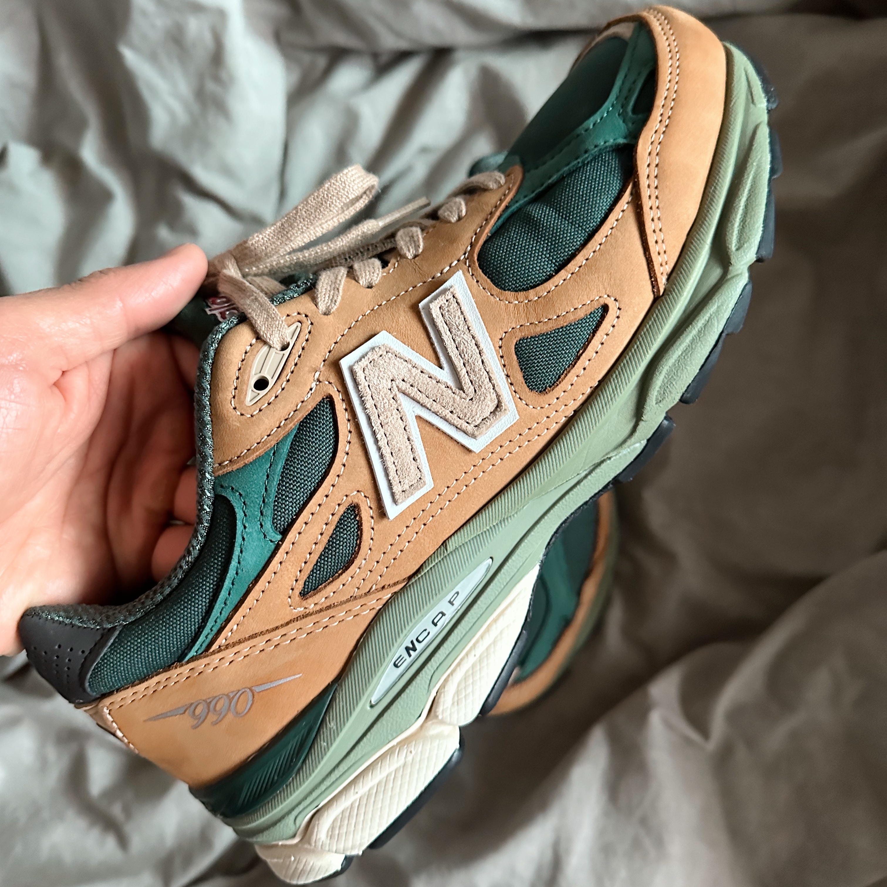 New Balance 990v3 Made in USA Tan Green 착용 스타일 - 3