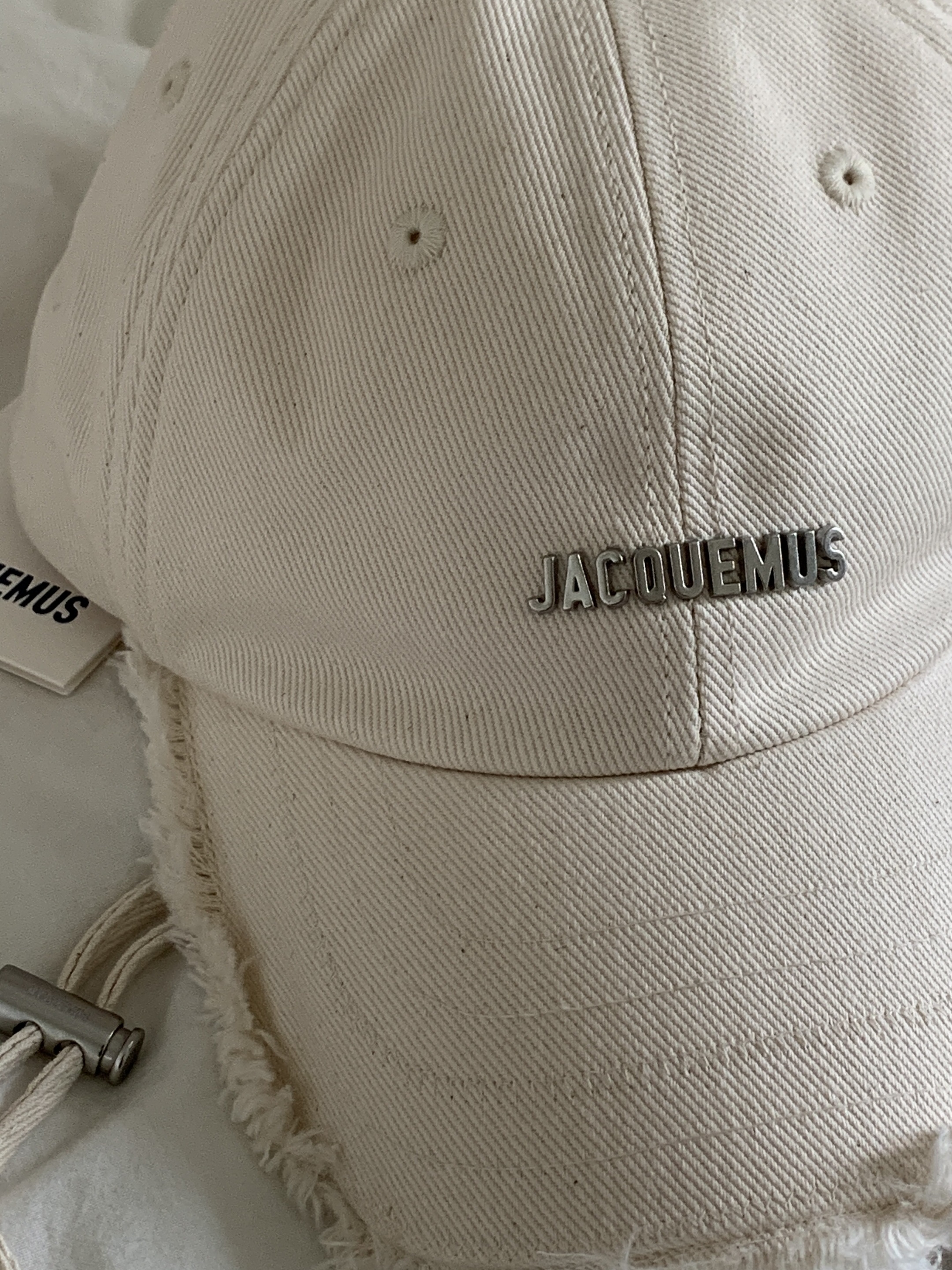 Jacquemus La Casquette Artichaut Fringe Baseball Cap Off White 착용 스타일 - 2