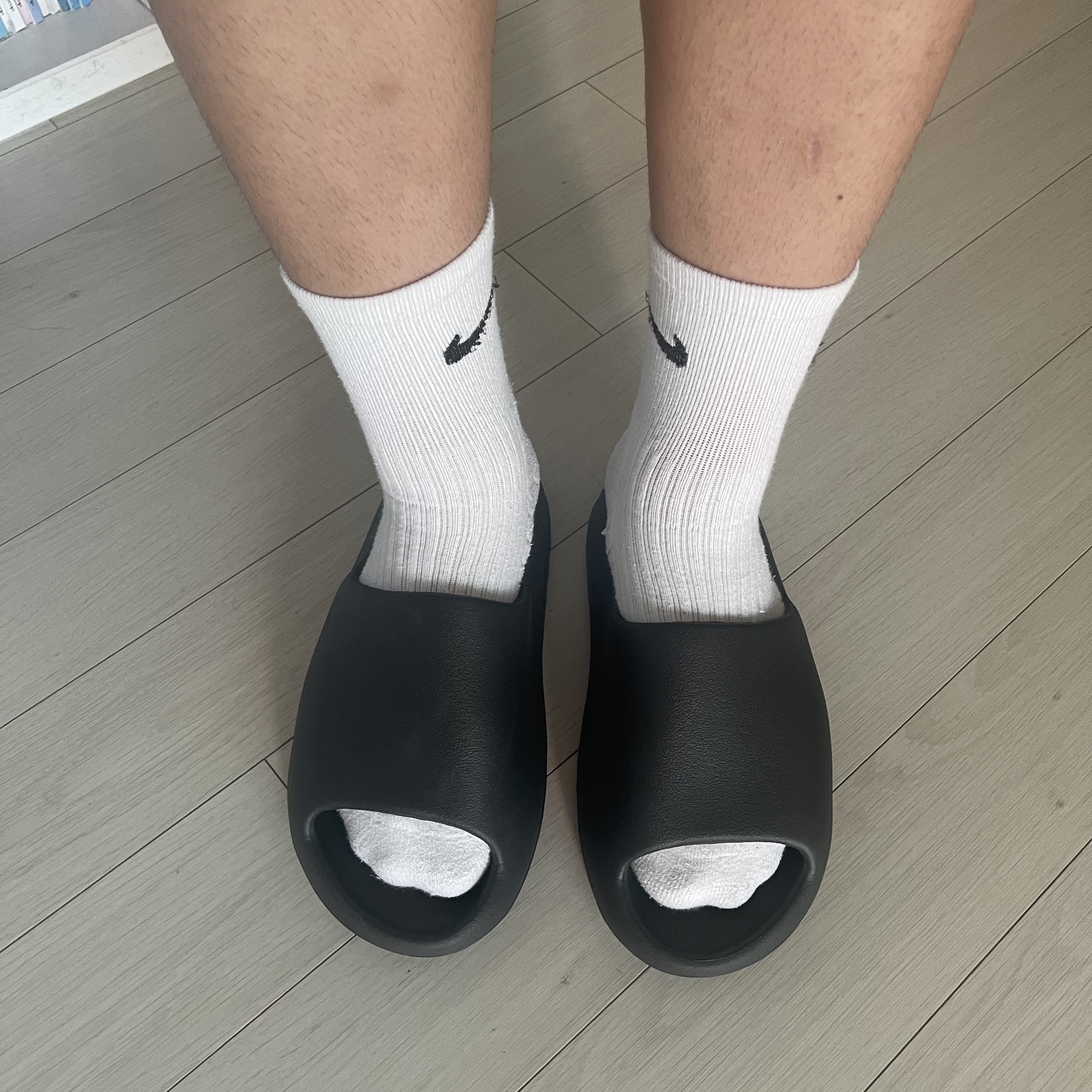 Adidas Yeezy Slide Onyx 착용 스타일