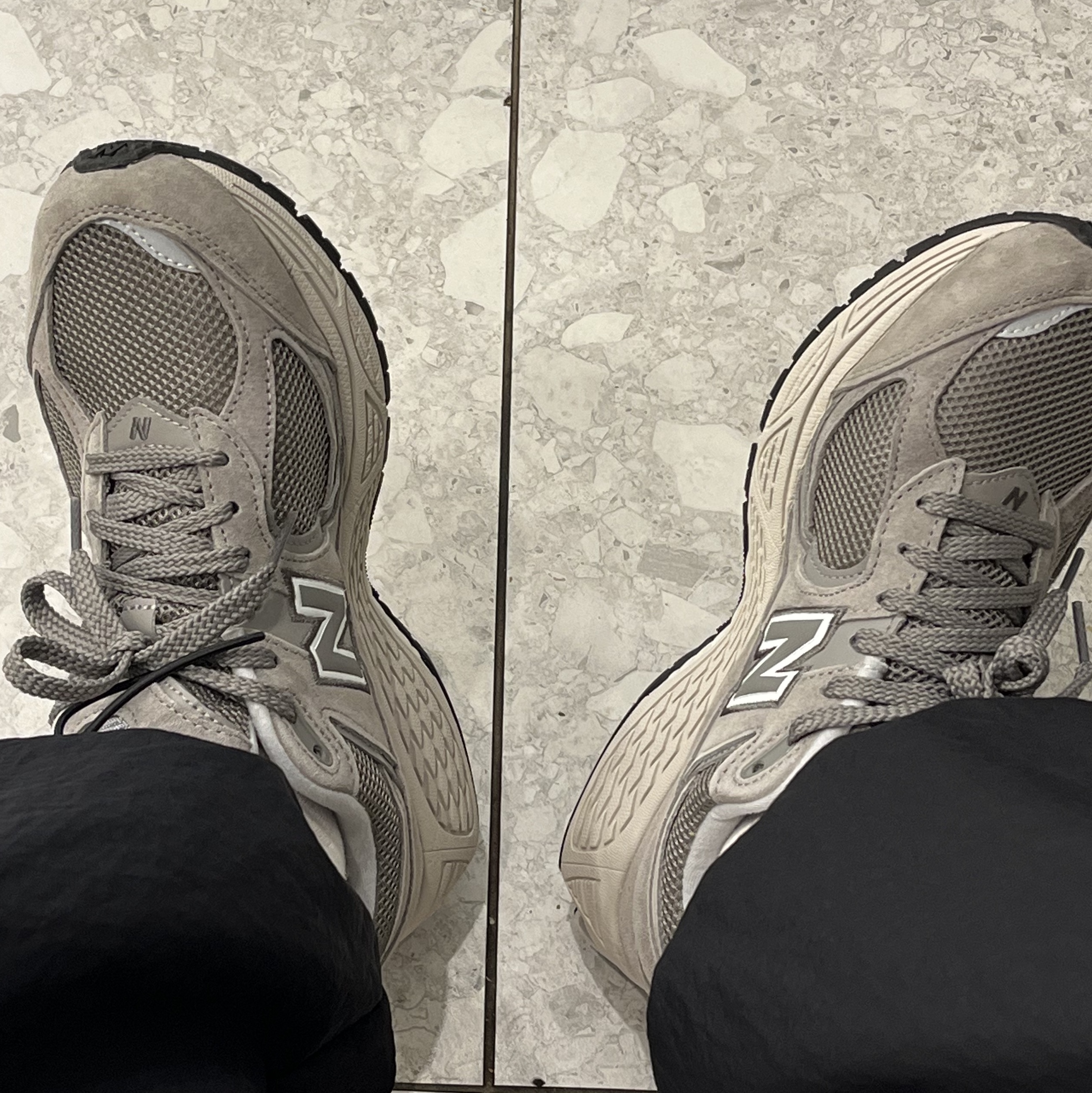 New Balance 2002R Grey 착용 스타일