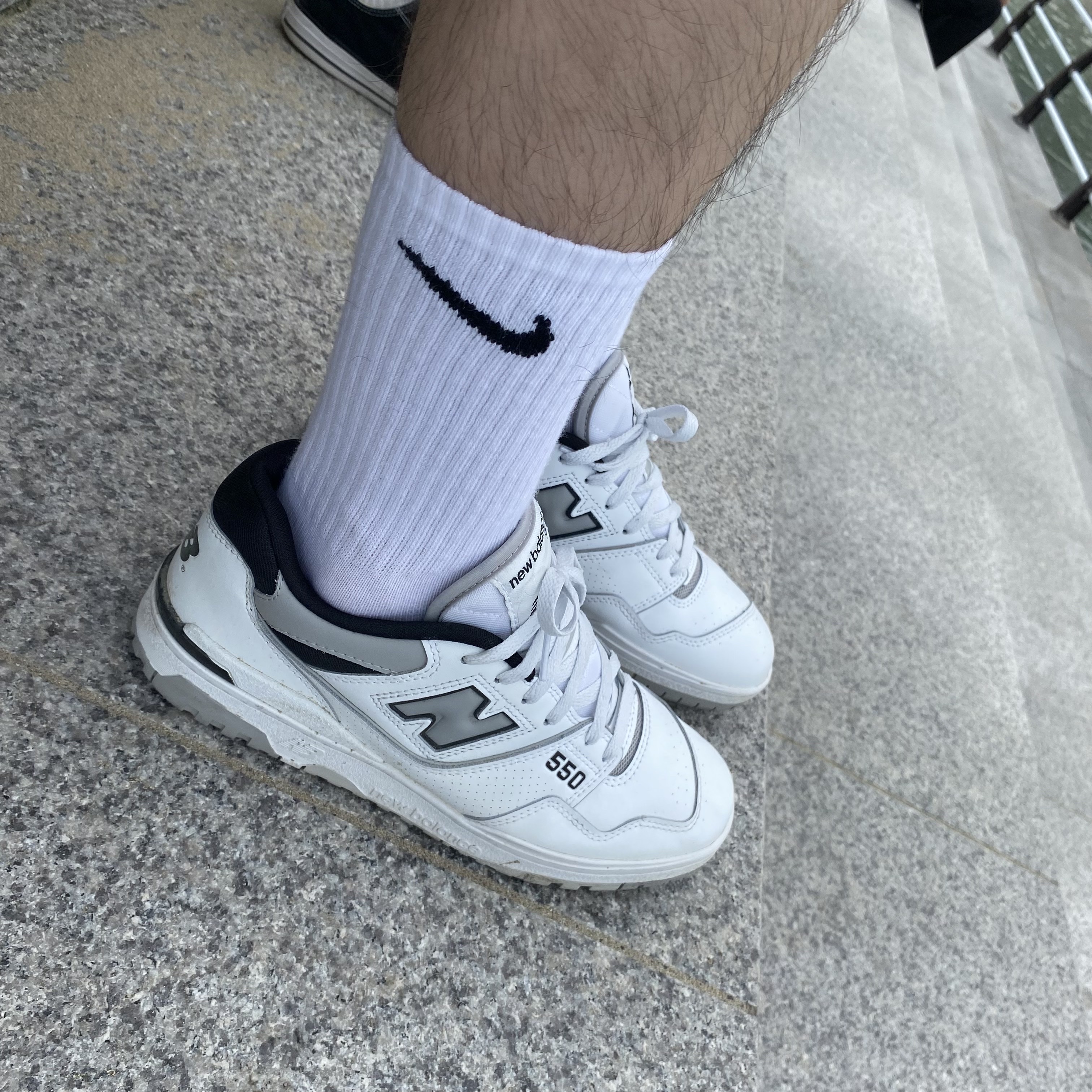 New Balance 550 White Grey - D Standard, Jordan 1 Retro High OG Patent Bred 착용 스타일 - 2