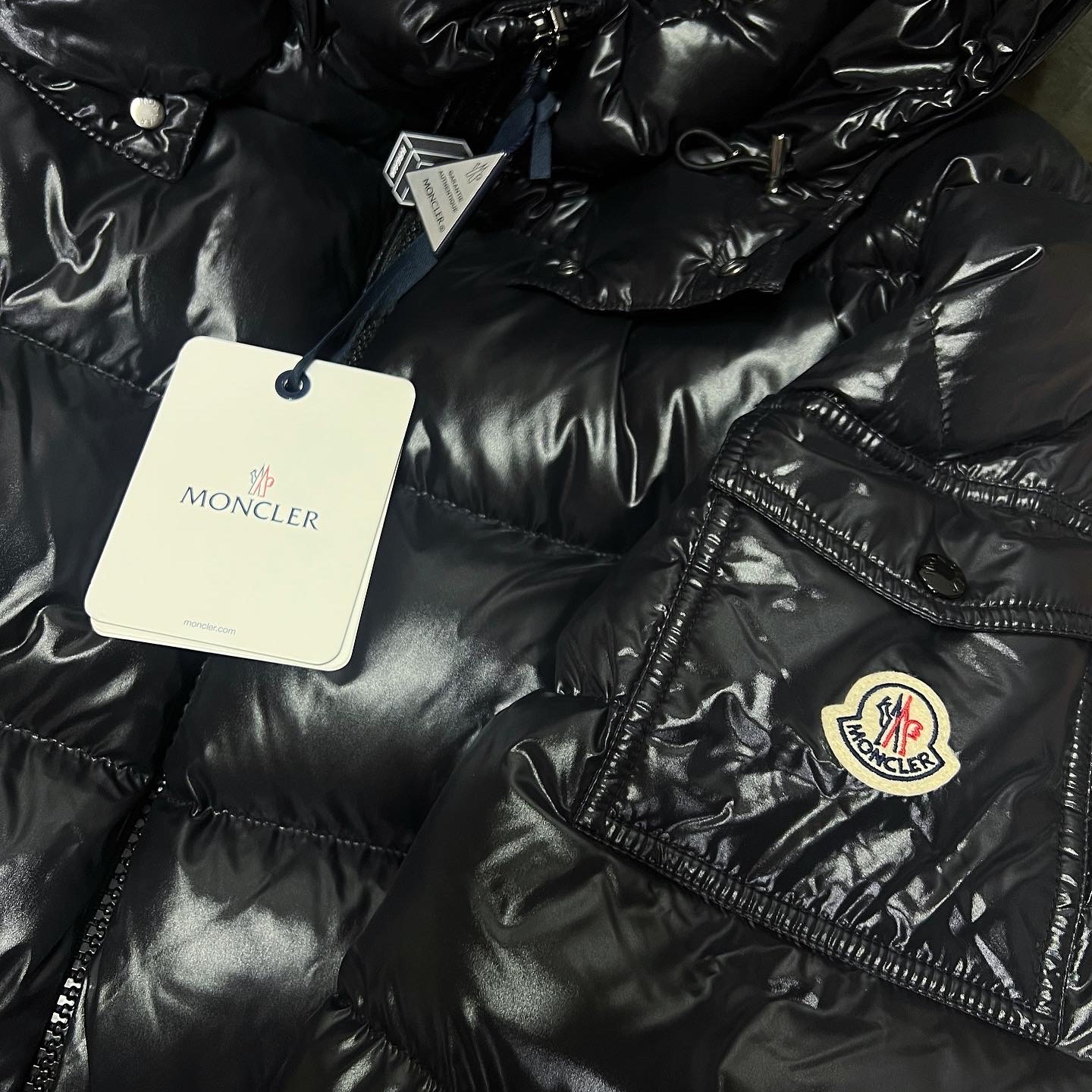 Moncler Maya Short Down Jacket Black - 22FW 착용 스타일 - 1