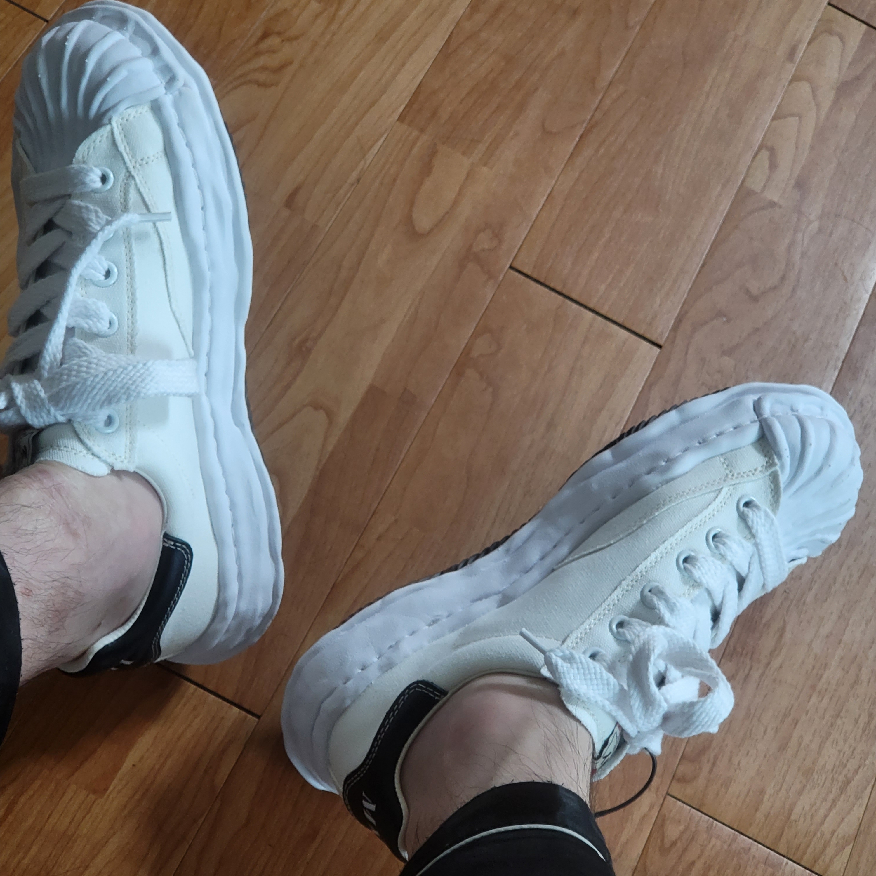 Maison Mihara Yasuhiro Blakey OG Sole Canvas Low-top Sneakers White 착용 스타일 - 2
