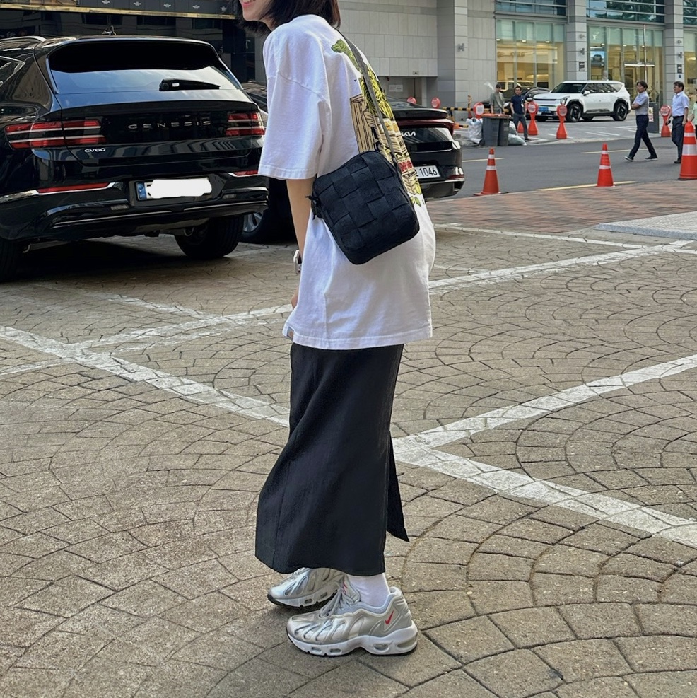 Supreme Woven Shoulder Bag Black - 23SS, Nike x Supreme Air Max 96 Metallic Silver 착용 스타일