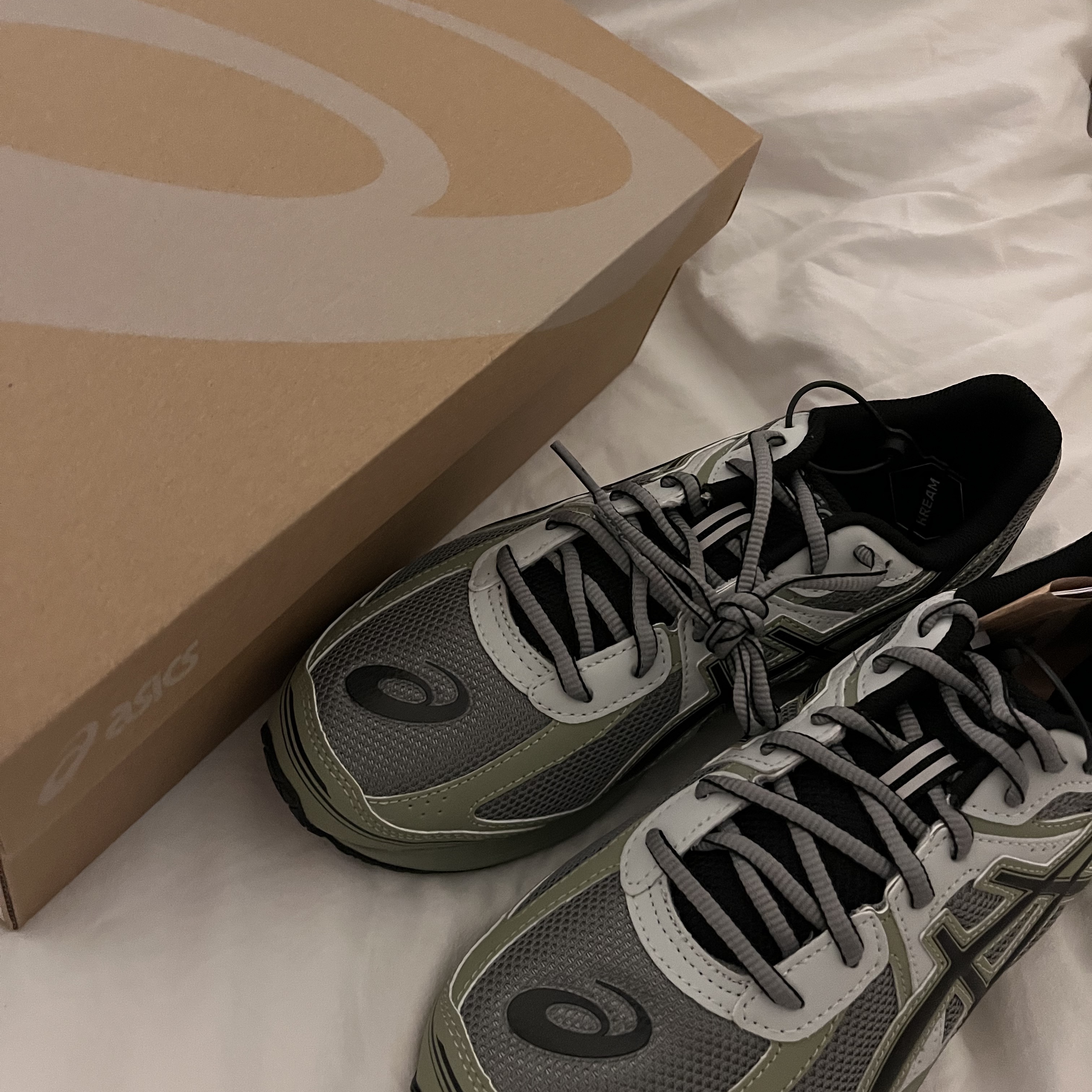 Asics Jog 100 S Sheet Rock - 2E Wide 착용 스타일 - 1