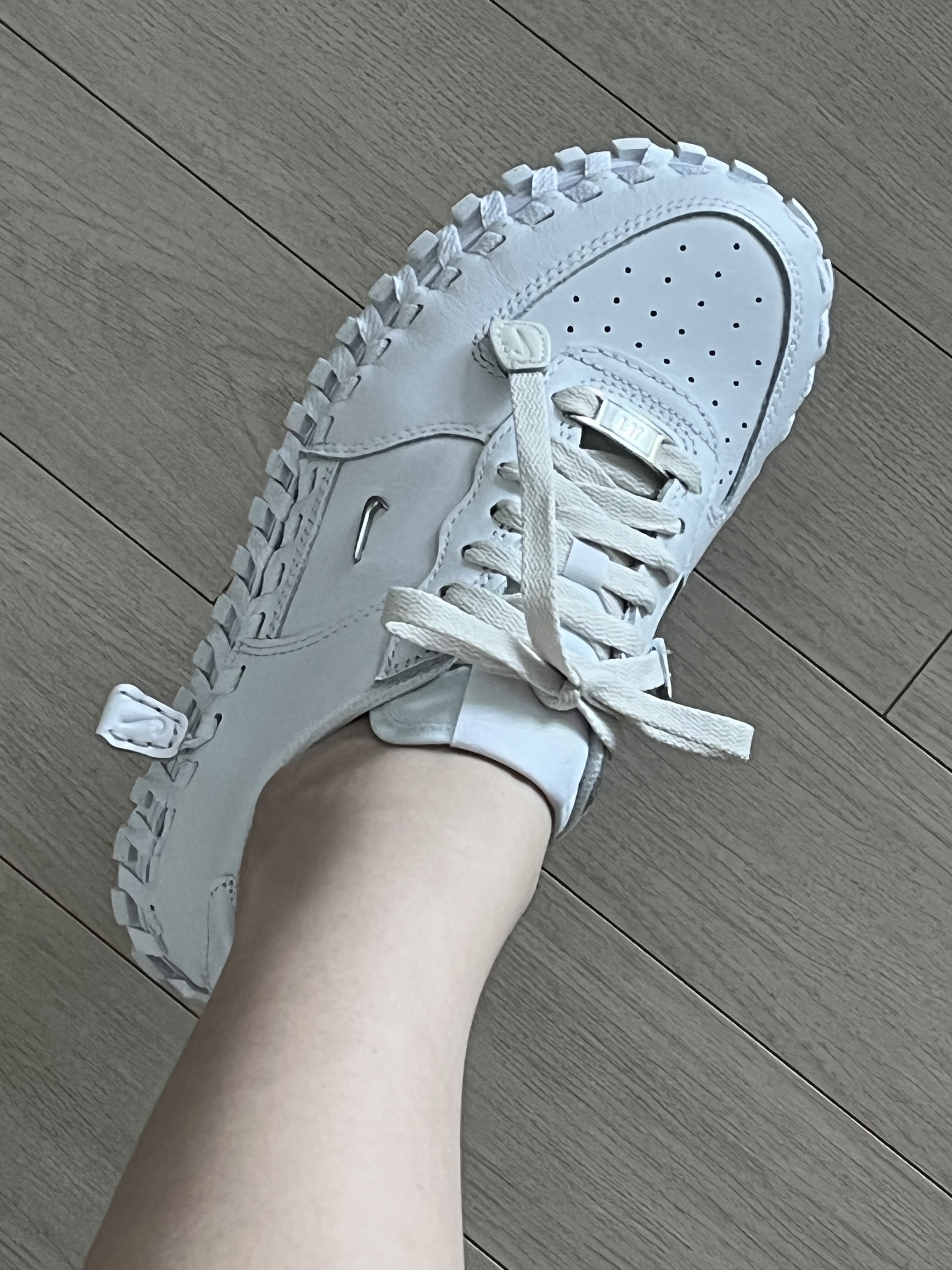 Nike x Jacquemus J Force 1 Low LX SP White 착용 스타일 - 1