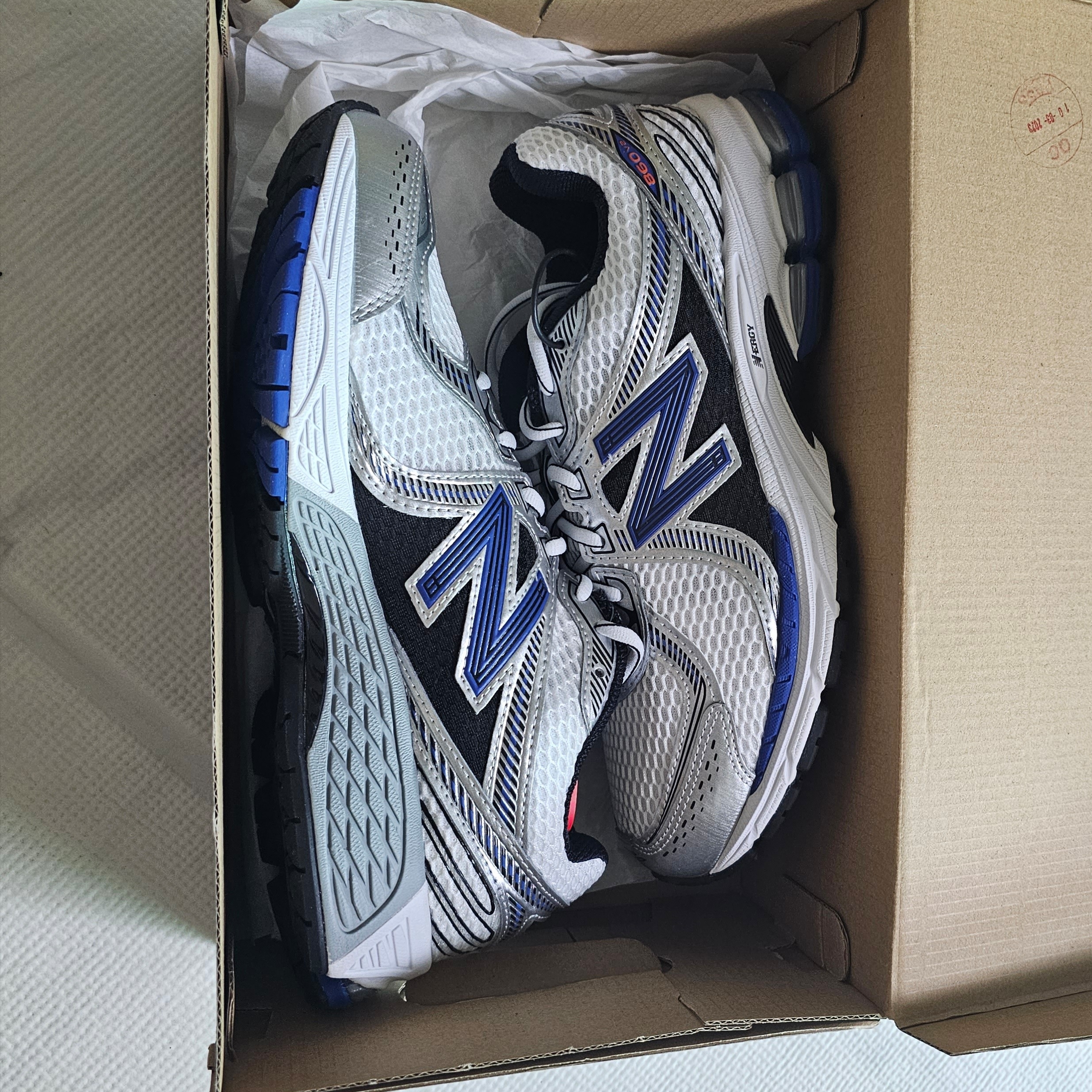 New Balance 860v2 Metallic Silver 착용 스타일 - 1