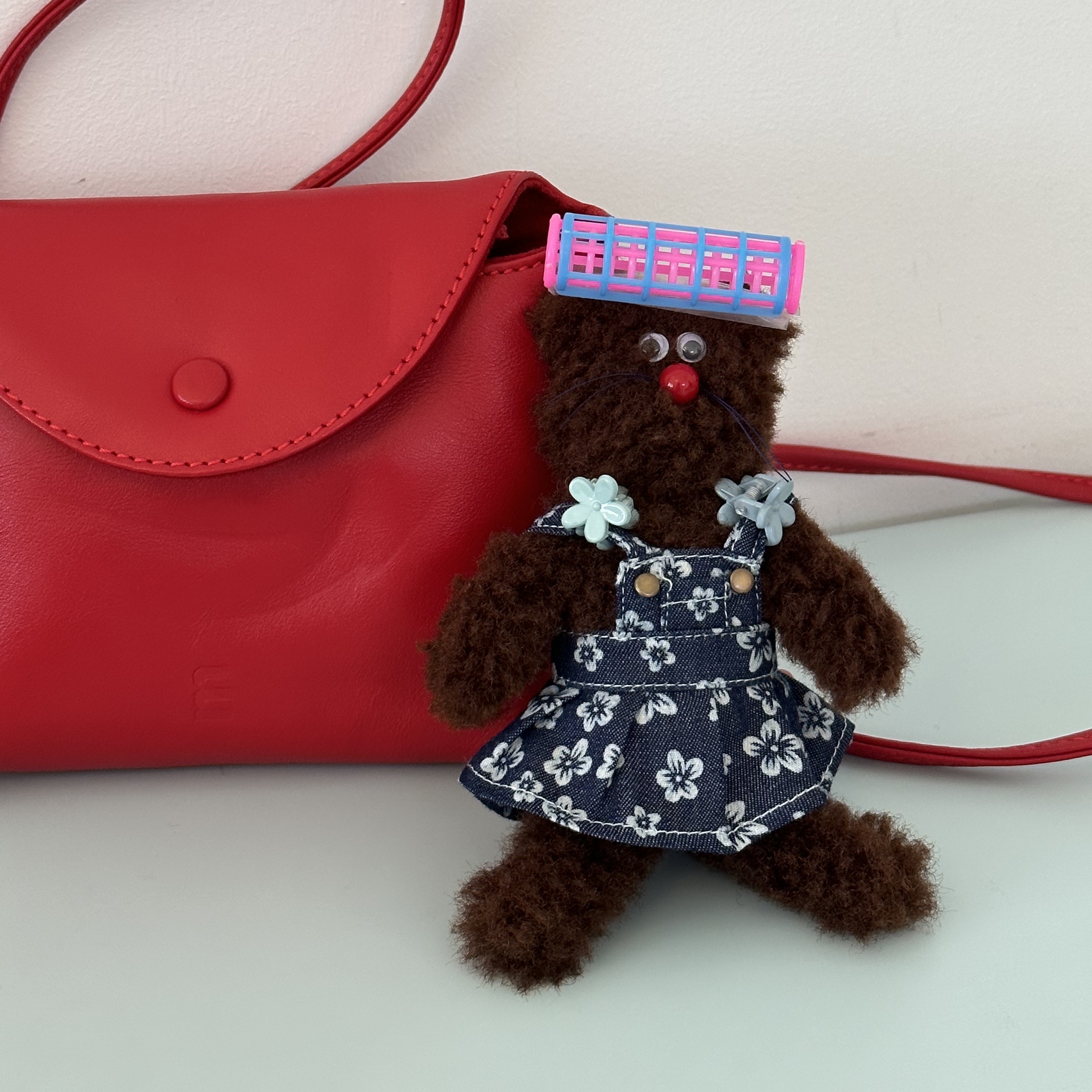 Monamhee Bred Keyring with Pink Pants Brown 착용 스타일