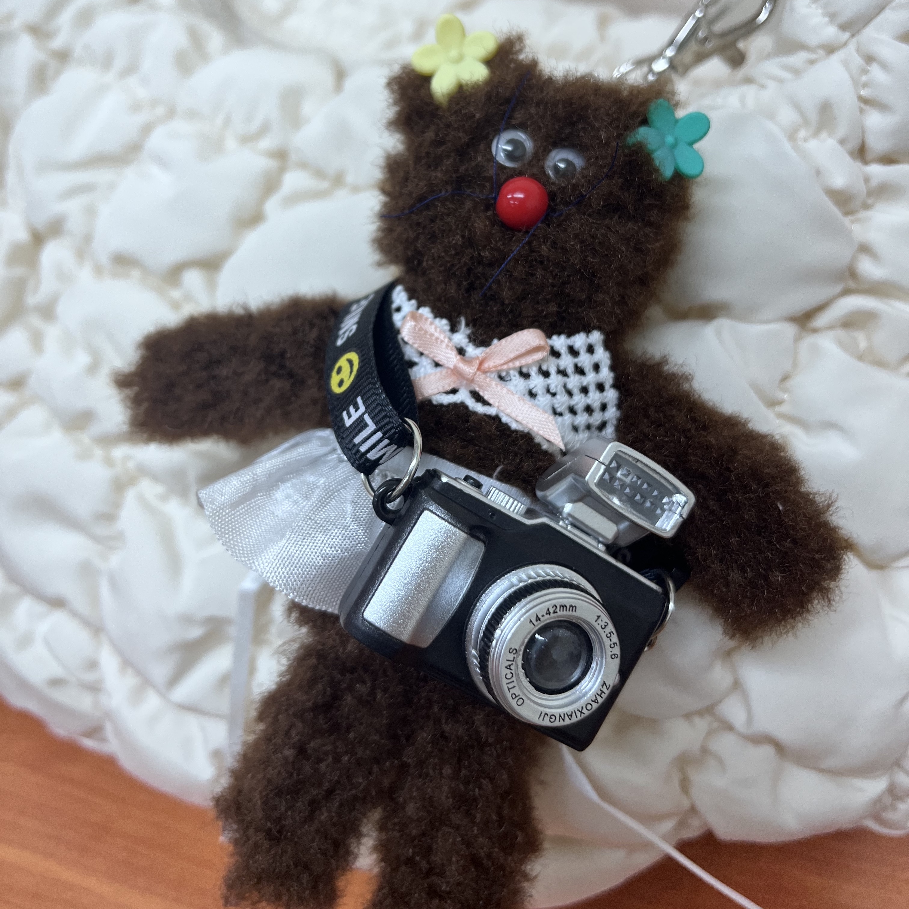 Monamhee Bred Keyring with Pink Pants Brown 착용 스타일