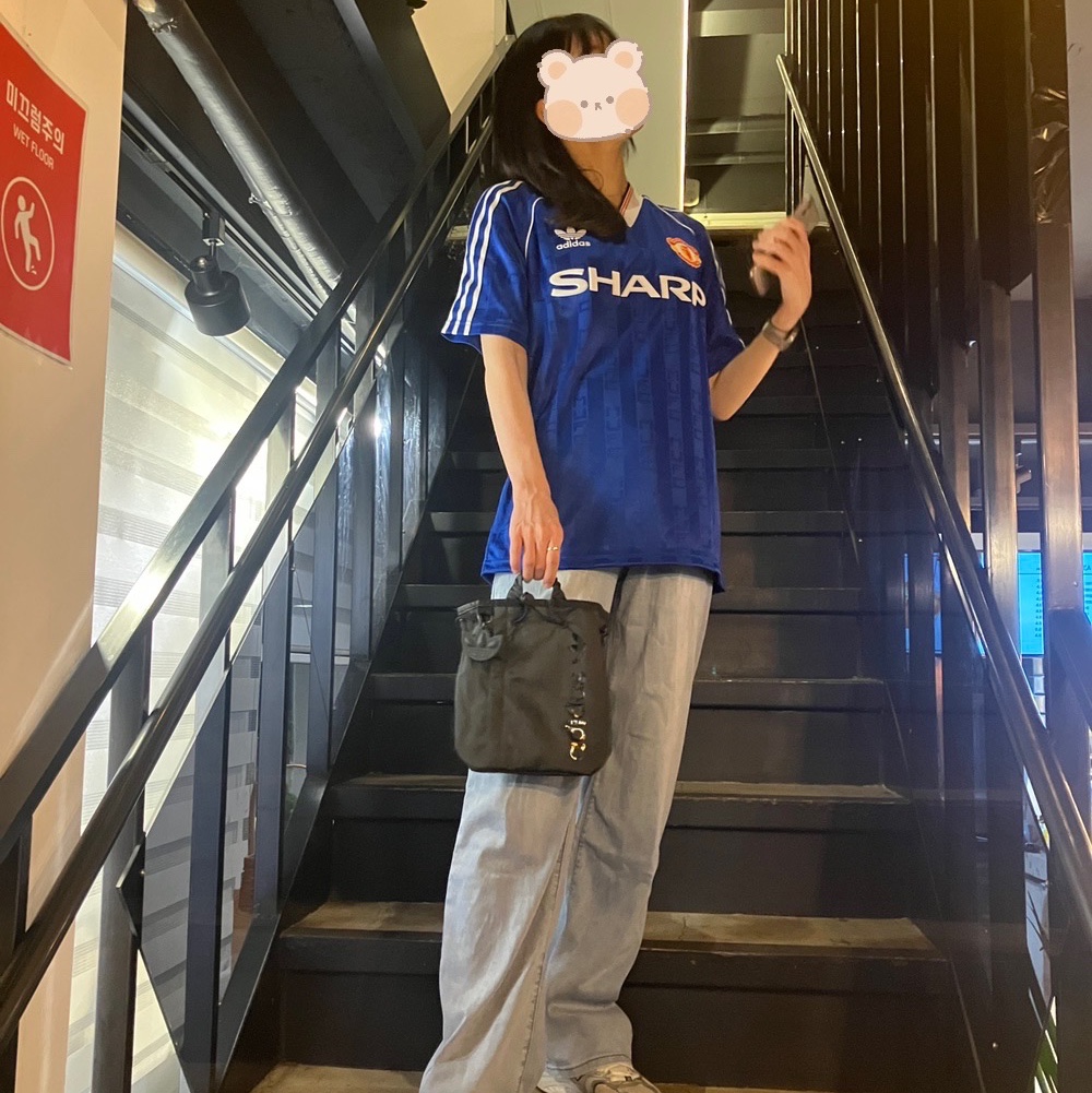 Adidas Manchester United 1988/90 Jersey Collegiate Royal - KR Sizing, Adidas Satin Mini Bucket Backpack Black 착용 스타일